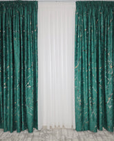 Colectia Amazon Varianta Verde Smarald: Perdea Nesifonabila Matase Alb Imaculat și Draperie Catifea Cu Insertii Aurii