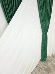 Draperie Dubai din Catifea Verde Smarald cu Insertii Aurii – Ideala pentru Livinguri Elegante cu Canapele Crem, Mobilier Maro si Accente Aurii – Confectionata pe Comanda