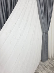 Colectia Valencia – Perdea Alba din Matase cu Insertii Aurii Varianta 1 si Draperie Rolex Catifea Gri cu Sclipici Auriu – Ideal pentru Livinguri Moderne cu Canapele Gri, Mobilier Alb si Accente Aurii – Confectionat pe Comanda