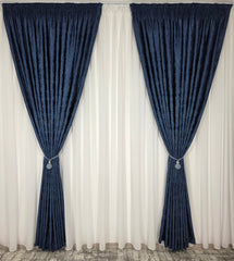 Colectia Decorativa – Perdea Ivoire Simpla si Draperie Tip Vopsea Decorativa Albastru Inchis – ideal pentru livinguri cu canapele crem, gri deschis sau bej si mobilier alb, negru sau lemn natur, confectionat pe comanda