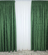 Draperie Venti Verde Smarald Texturata cu Aspect de Vopsea Decorativa Blackout 70-90% pentru Living si Dormitor cu Mobilier Crem si Lemn Natur, Confectionata la Comanda Casablanca Magazin