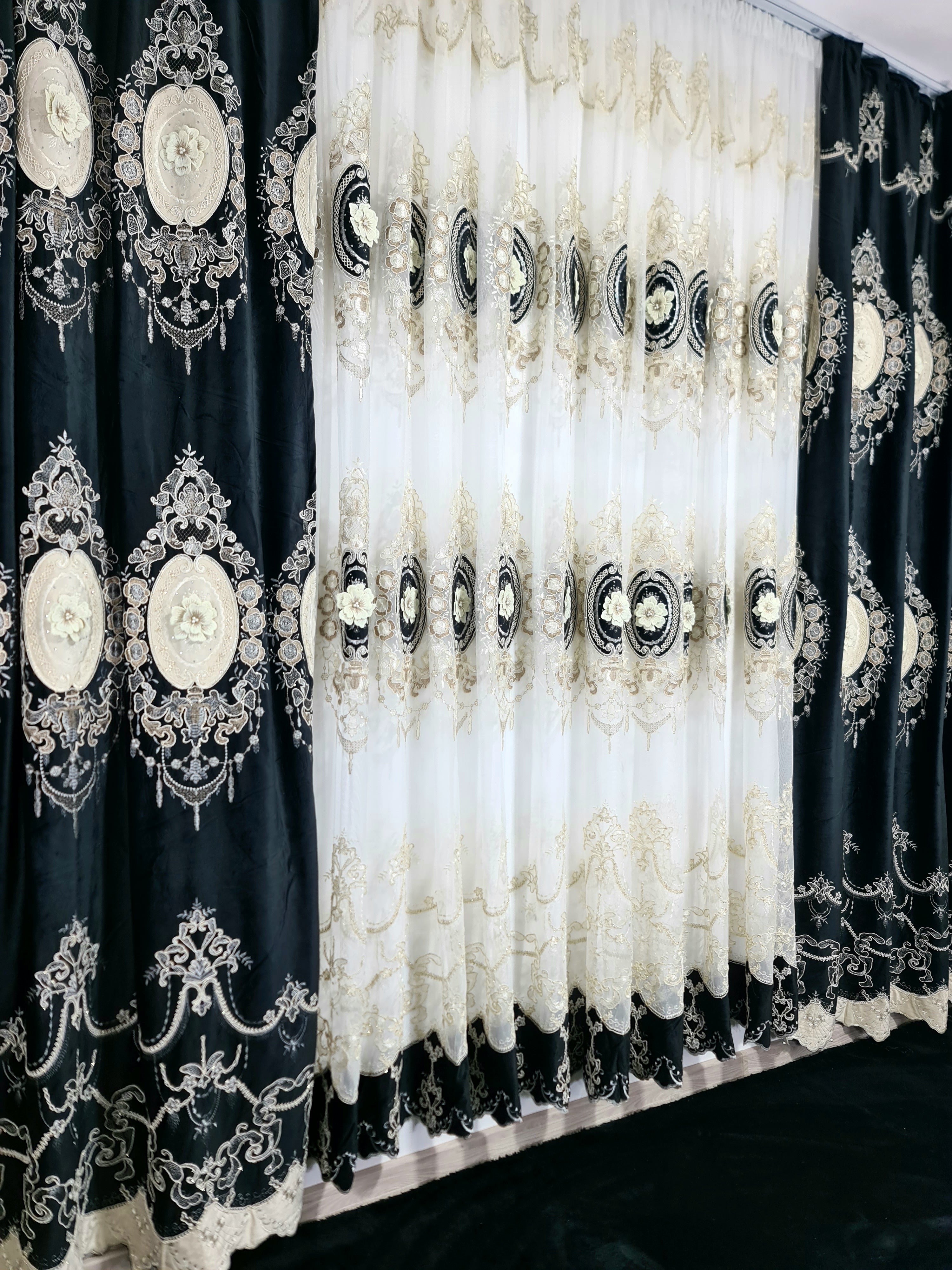 Set perdea si draperie Lisa - CASABLANCA Set perdea si draperie Lisa Casa Blanca Curtains & Drapes 1680.00 CASABLANCA 8metriperdeacu6metridraperiepentrusinagaleriede4-5 CASABLANCA