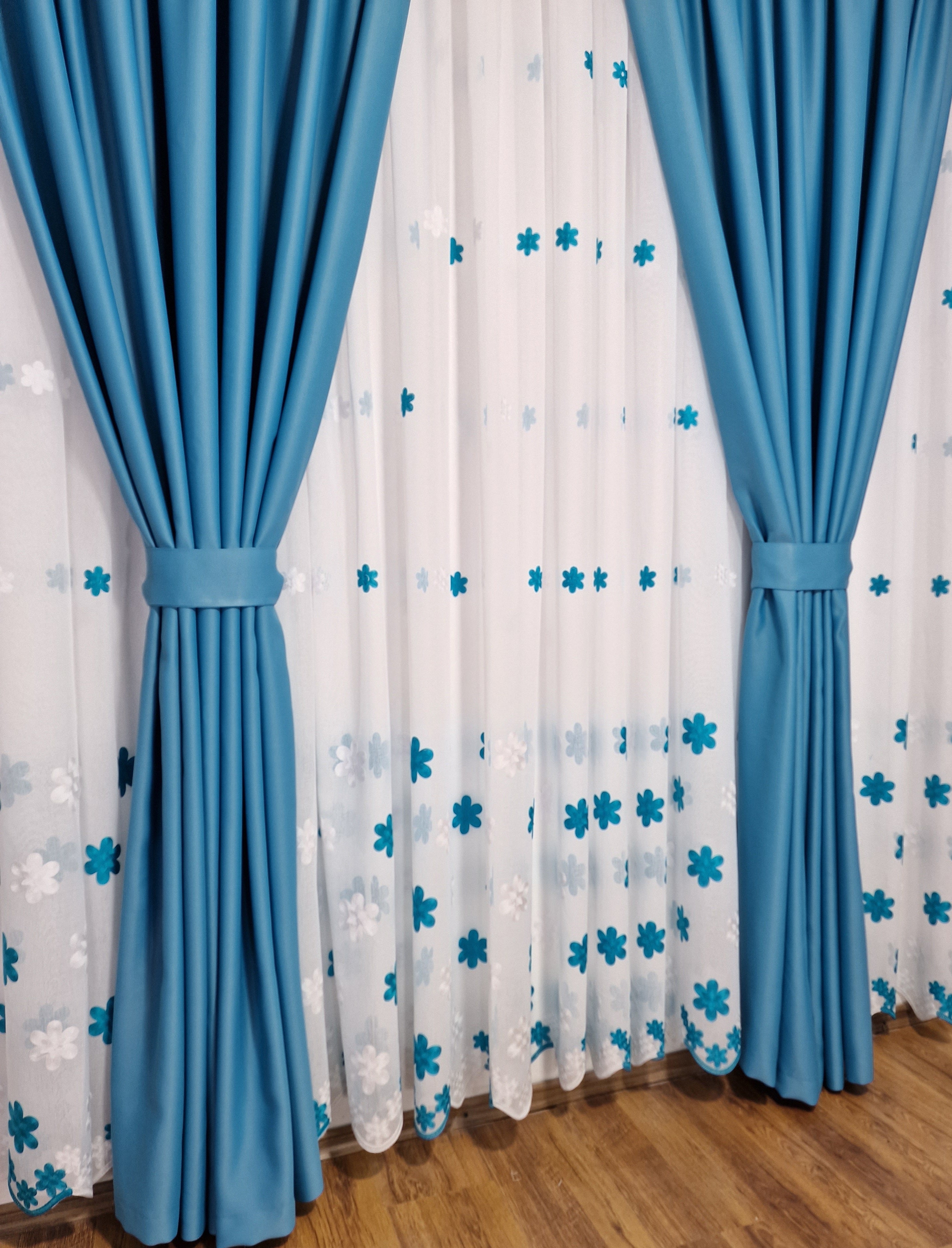Perdea din in, albă cu flori turcoaz - CASABLANCA Perdea din in, albă cu flori turcoaz Casa Blanca Curtains & Drapes 45.00 CASABLANCA CASABLANCA