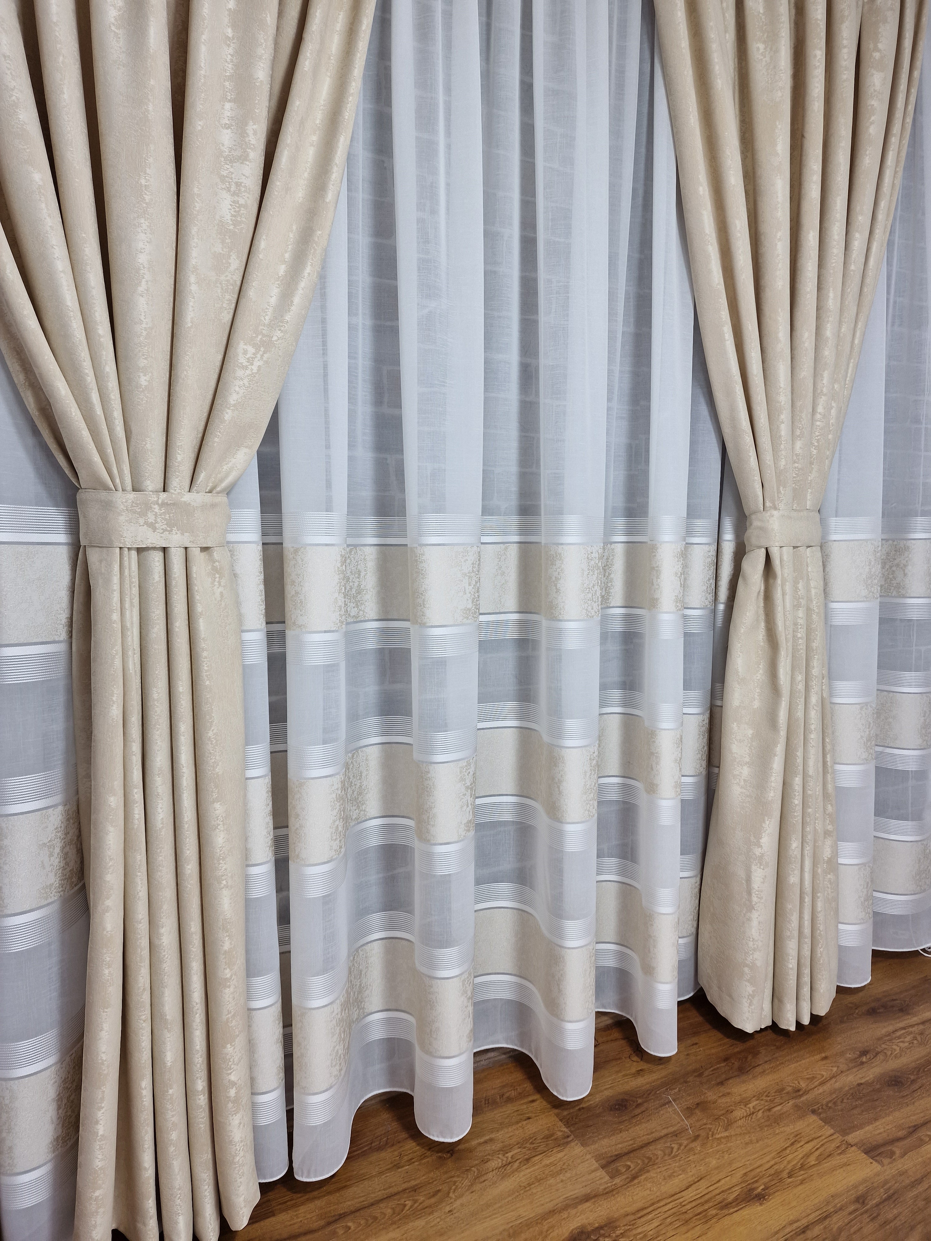 Set perdea din in cristal si draperie crem, model Lavinia - CASABLANCA Set perdea din in cristal si draperie crem, model Lavinia Casa Blanca Curtains & Drapes 440.00 CASABLANCA CASABLANCA