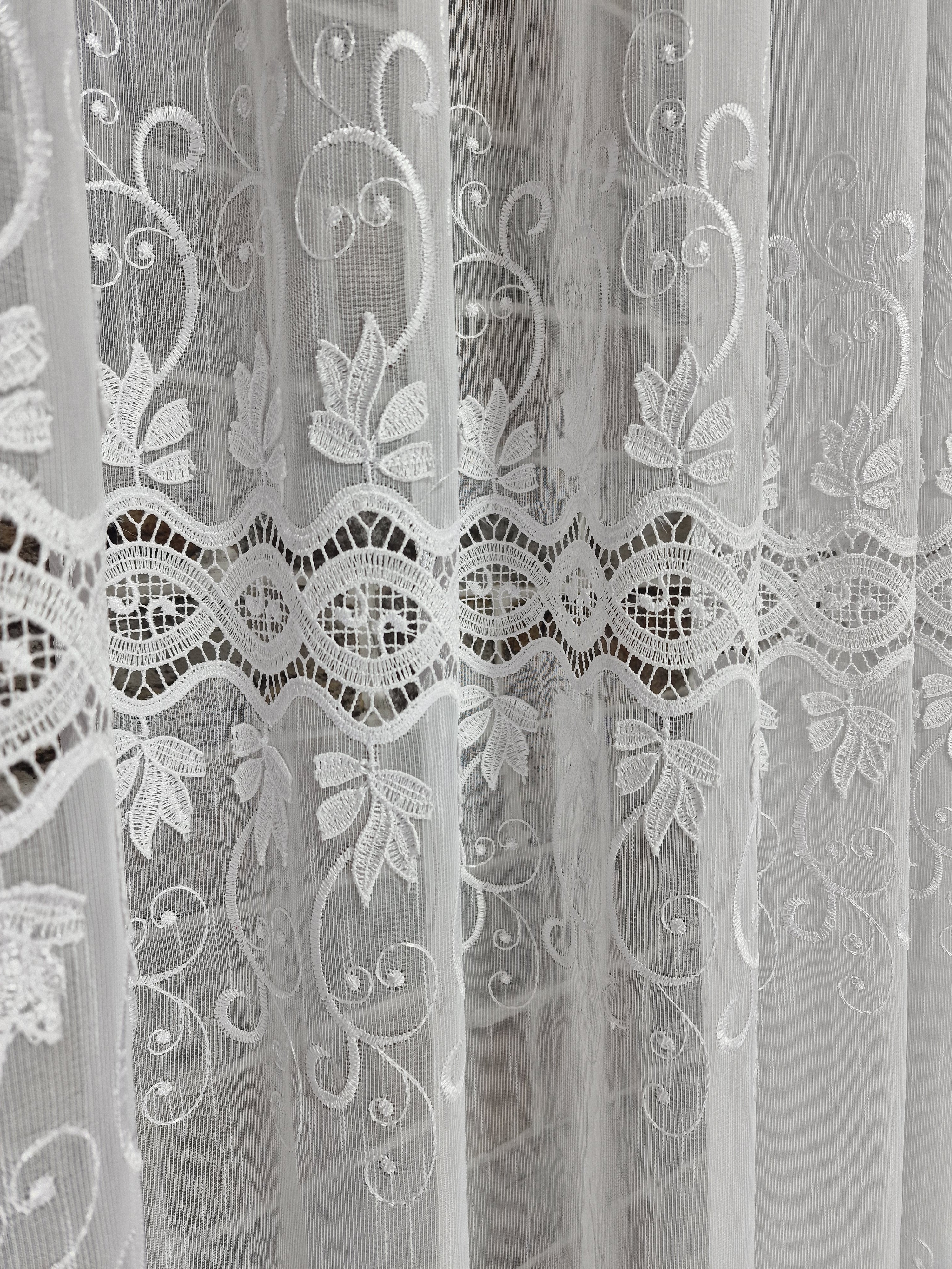 Perdea albă tip in cu broderie spartă - CASABLANCA Perdea albă tip in cu broderie spartă CASABLANCA 115.00 CASABLANCA CASABLANCA