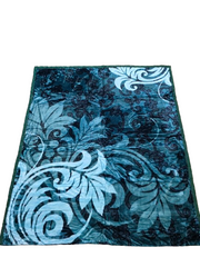 Patura cu o textura pufoasa si catifelata, pentru pat mare, dimensiune 200x230, model floral cod: P89