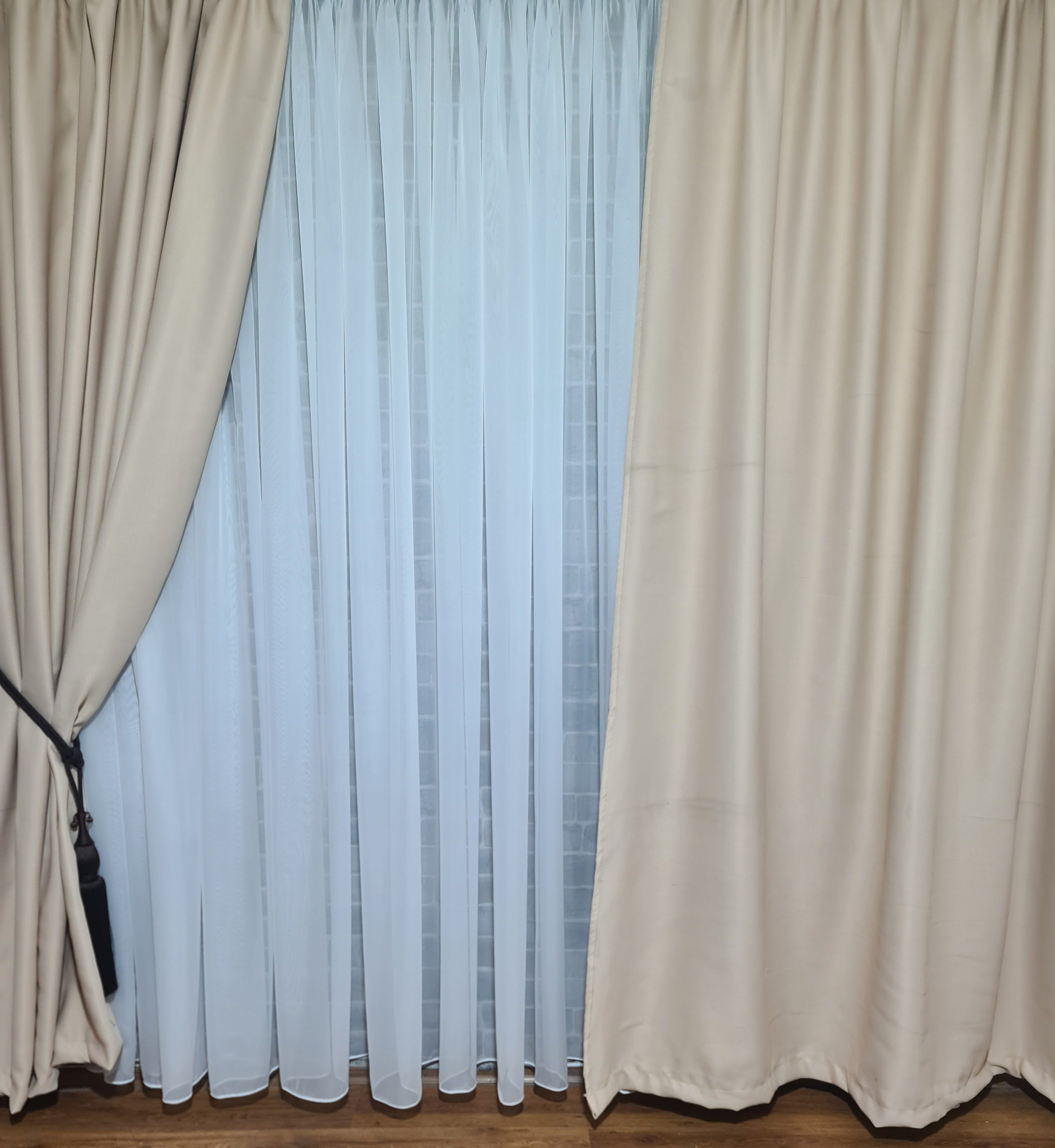 Set Simplu de Perdea Alba de Voal ?i Draperie Blackout Crem - Elegan?a ?i Func?ionalitate în Designul Tau - model Daria - CASABLANCA Set Simplu de Perdea Alba de Voal ?i Draperie Blackout Crem - Elegan?a ?i Func?ionalitate în Designul Tau - model Daria Casa Blanca Curtains & Drapes 325.00 CASABLANCA  CASABLANCA