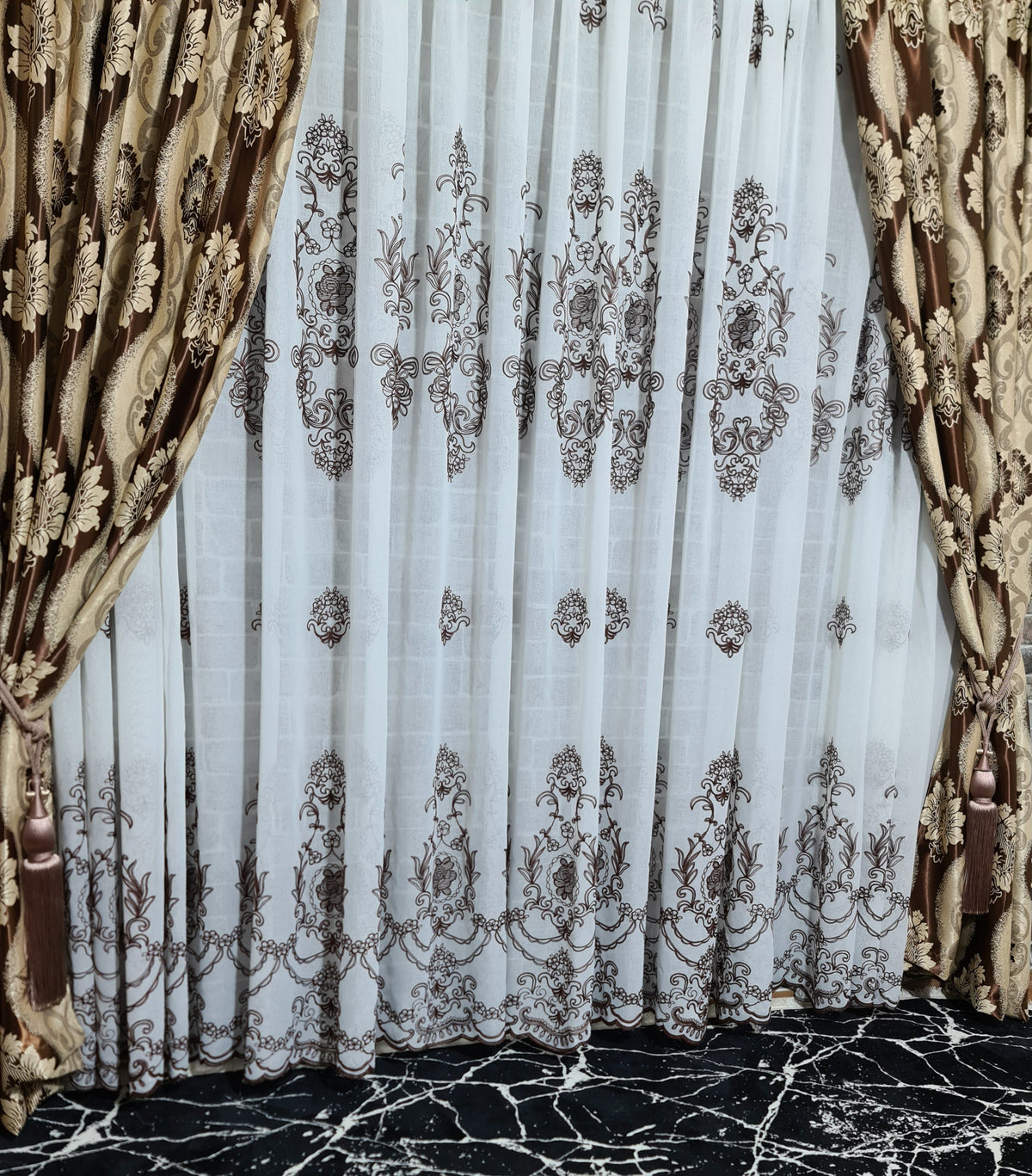 Set perdea si draperie Laura - CASABLANCA Set perdea si draperie Laura Casa Blanca Curtains & Drapes 350.00 CASABLANCA  CASABLANCA