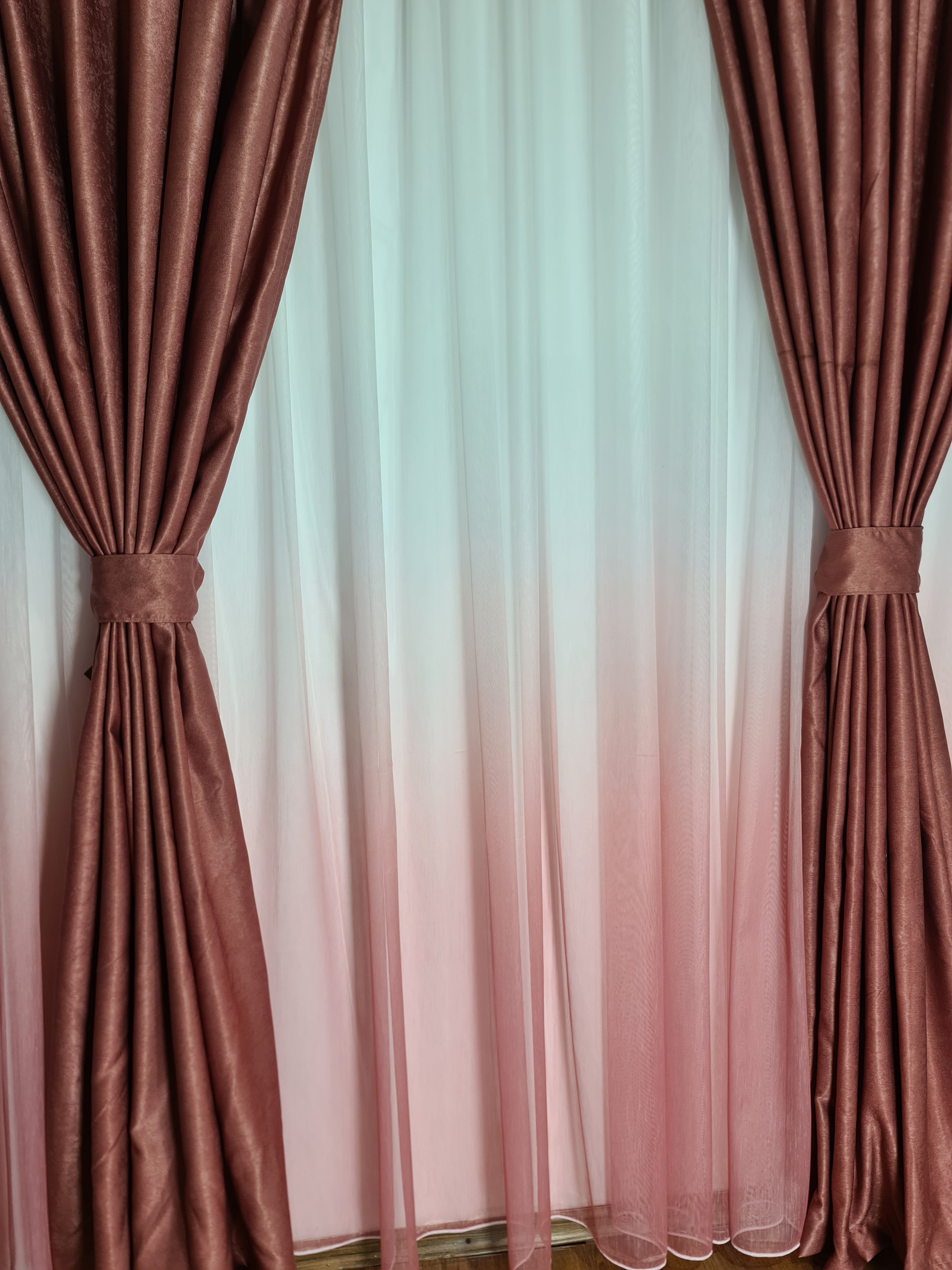 Set perdea si draperie Roz - CASABLANCA Set perdea si draperie Roz CASABLANCA Curtains & Drapes 350.00 CASABLANCA  CASABLANCA