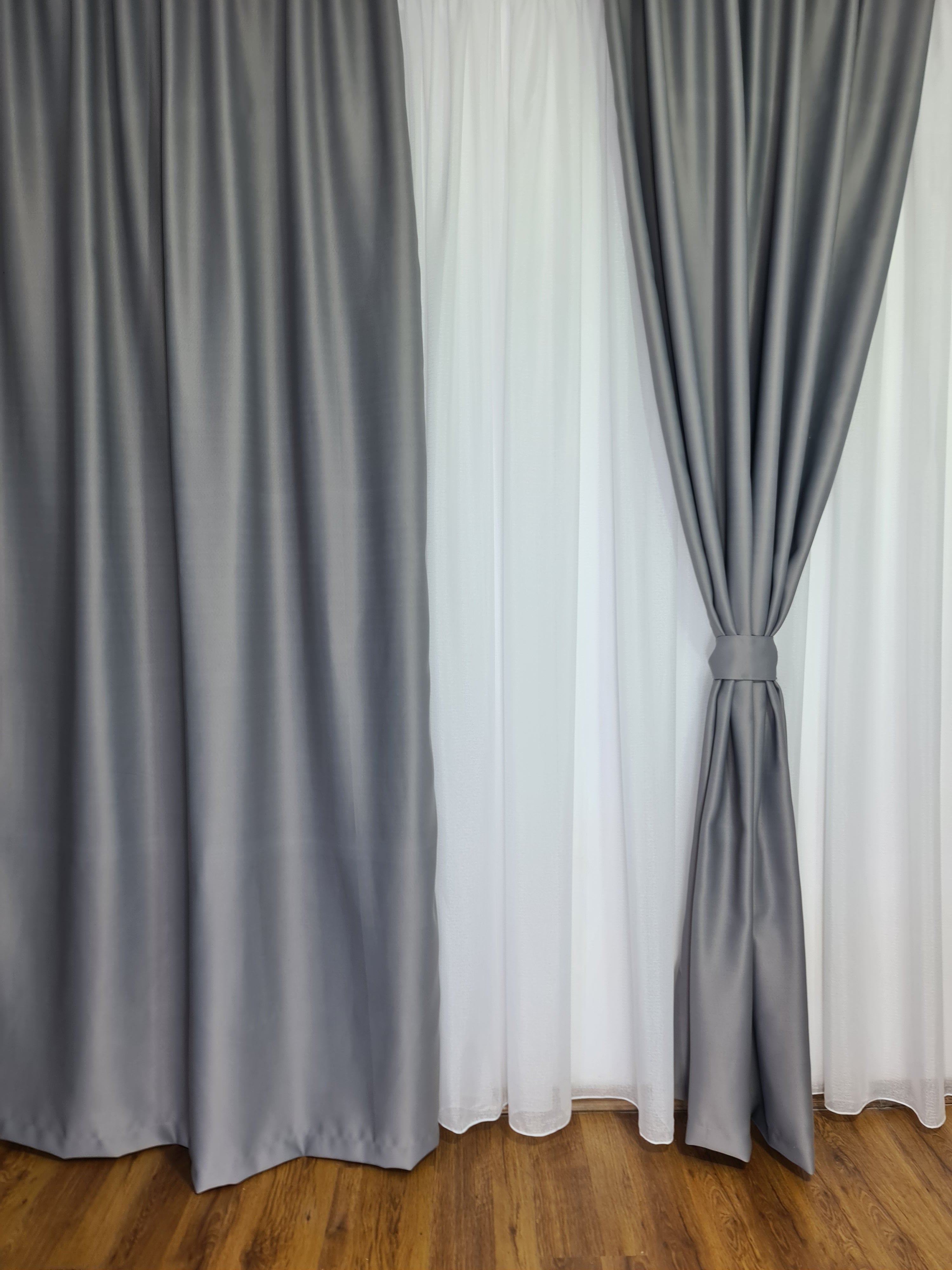 Set perdea nesifonabila din in cristal cu draperie simpla gri 100% blackout, model Silvia - CASABLANCA Set perdea nesifonabila din in cristal cu draperie simpla gri 100% blackout, model Silvia CASABLANCA  385.00 CASABLANCA  CASABLANCA