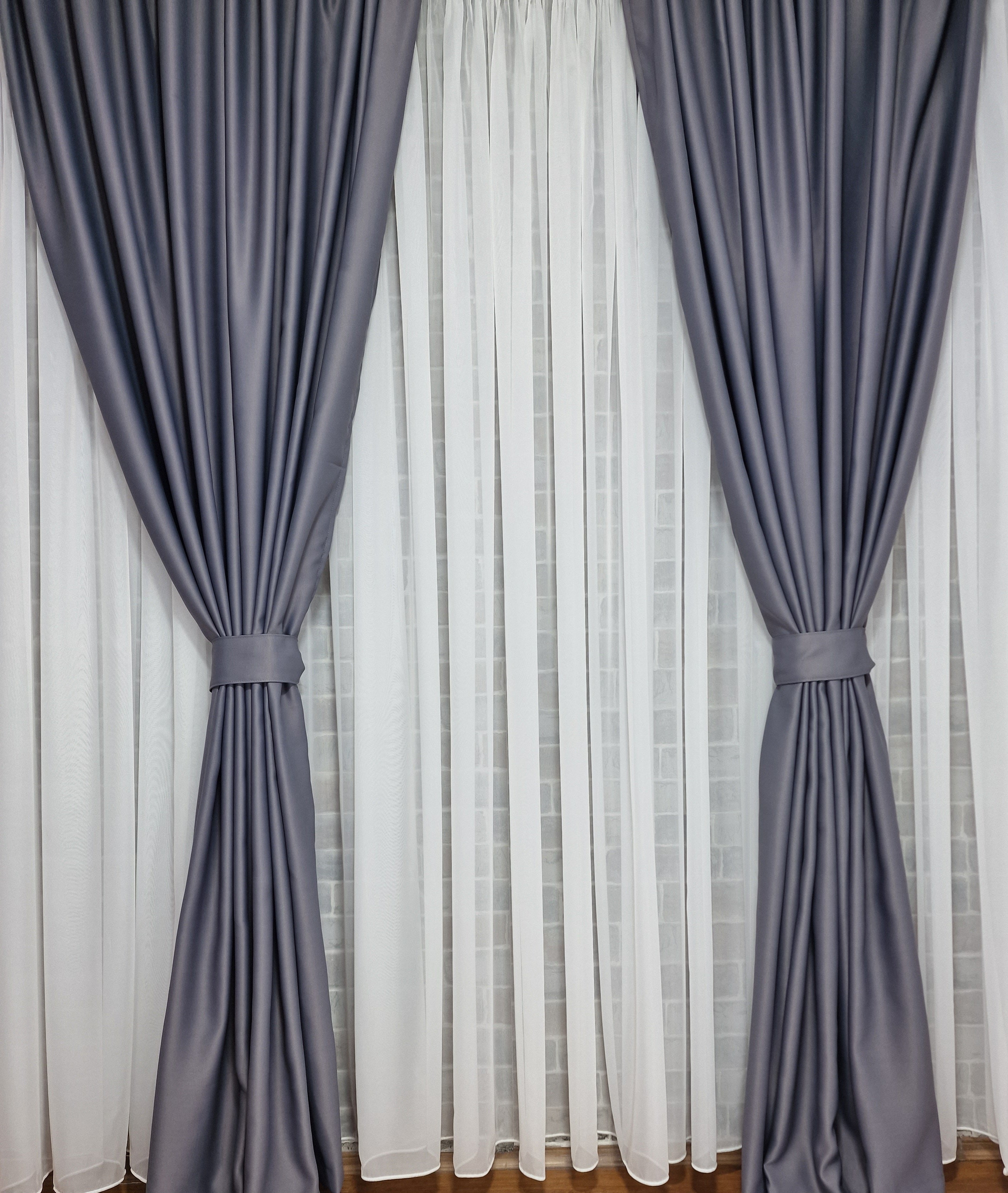Set complet din perdea simpla voal alb cu draperie uni gri 100% blackout, Colectia Crom, varianta gri inchis - CASABLANCA Set complet din perdea simpla voal alb cu draperie uni gri 100% blackout, Colectia Crom, varianta gri inchis CASABLANCA  325.00 CASABLANCA  CASABLANCA
