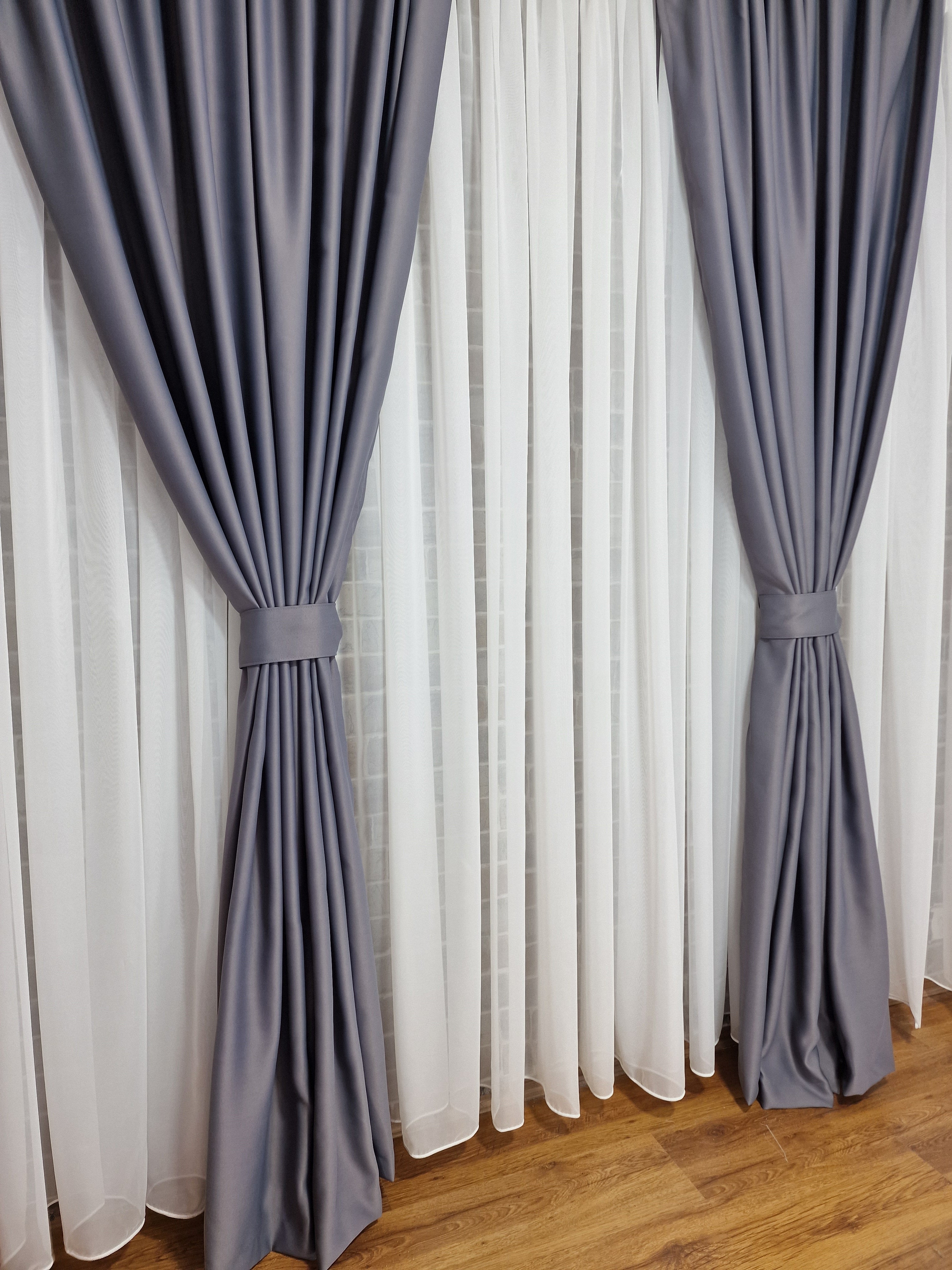 Set complet din perdea simpla voal alb cu draperie uni gri 100% blackout, Colectia Crom, varianta gri inchis - CASABLANCA Set complet din perdea simpla voal alb cu draperie uni gri 100% blackout, Colectia Crom, varianta gri inchis CASABLANCA  650.00 CASABLANCA 8metriperdeacu6metridraperiepentrusinagaleriede4-5 CASABLANCA