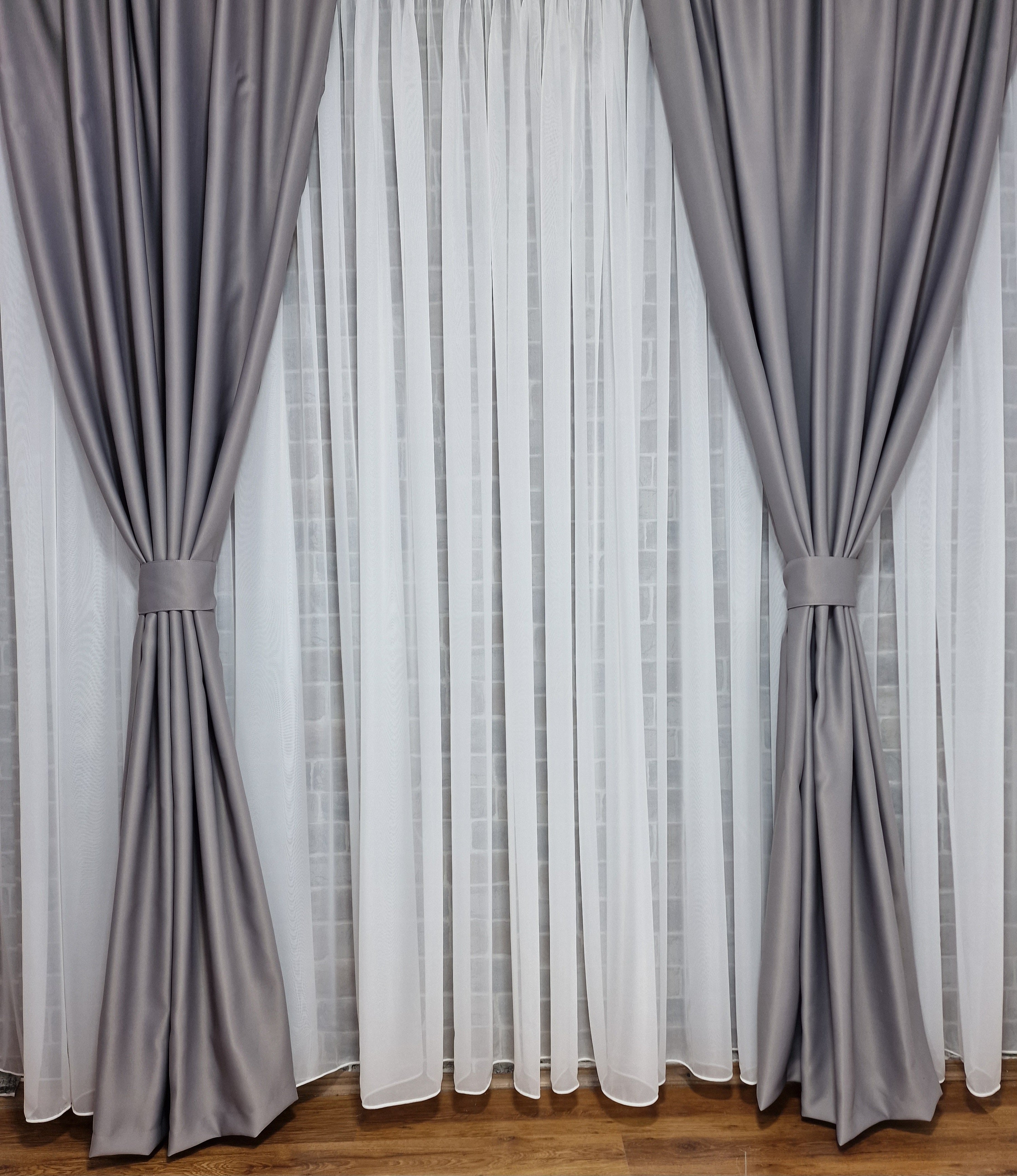Set complet din perdea simpla voal alb cu draperie uni gri 100% blackout, Colectia Crom, varianta gri mediu - CASABLANCA Set complet din perdea simpla voal alb cu draperie uni gri 100% blackout, Colectia Crom, varianta gri mediu CASABLANCA  650.00 CASABLANCA 8metriperdeacu6metridraperiepentrusinagaleriede4-5 CASABLANCA