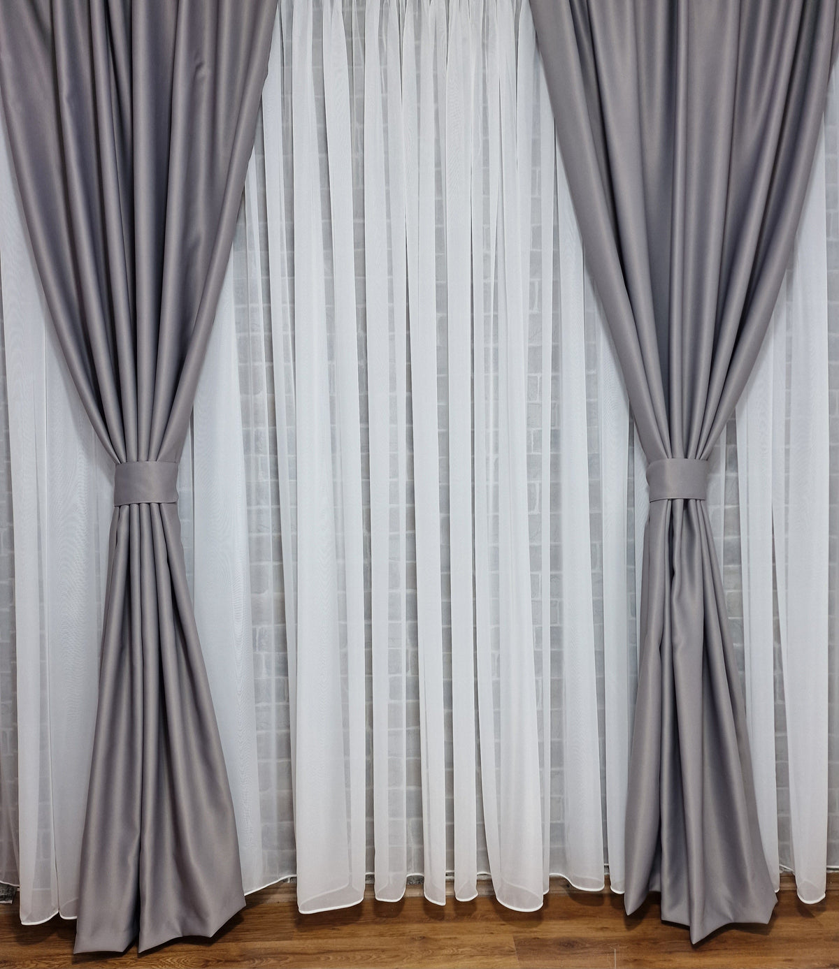 Set complet din perdea simpla voal alb cu draperie uni gri 100% blackout, Colectia Crom, varianta gri mediu - CASABLANCA Set complet din perdea simpla voal alb cu draperie uni gri 100% blackout, Colectia Crom, varianta gri mediu CASABLANCA  650.00 CASABLANCA 8metriperdeacu6metridraperiepentrusinagaleriede4-5 CASABLANCA