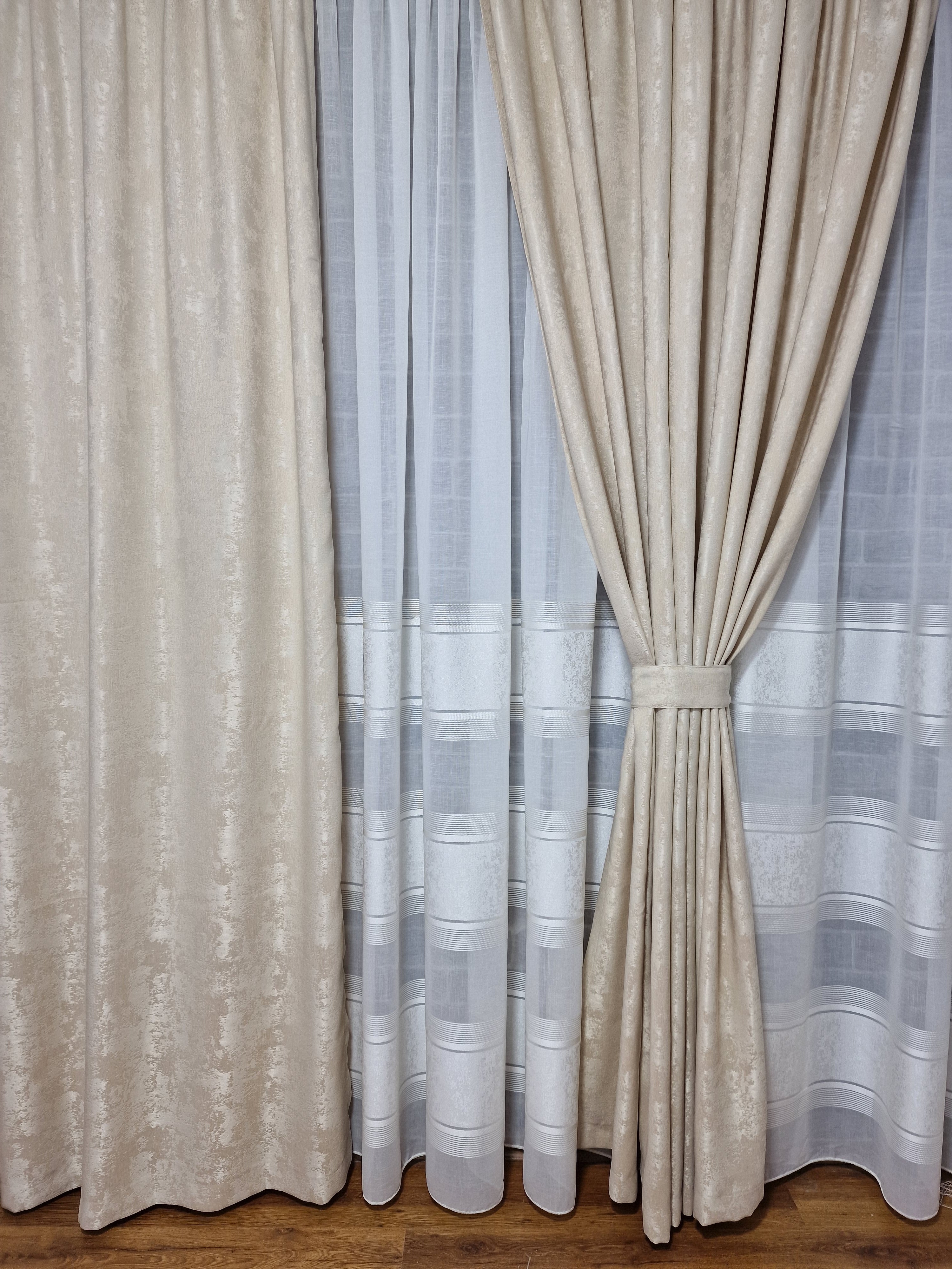 Set perdea ivory din in cristal si draperie crem, model Florica - CASABLANCA Set perdea ivory din in cristal si draperie crem, model Florica Casa Blanca Curtains & Drapes 440.00 CASABLANCA  CASABLANCA