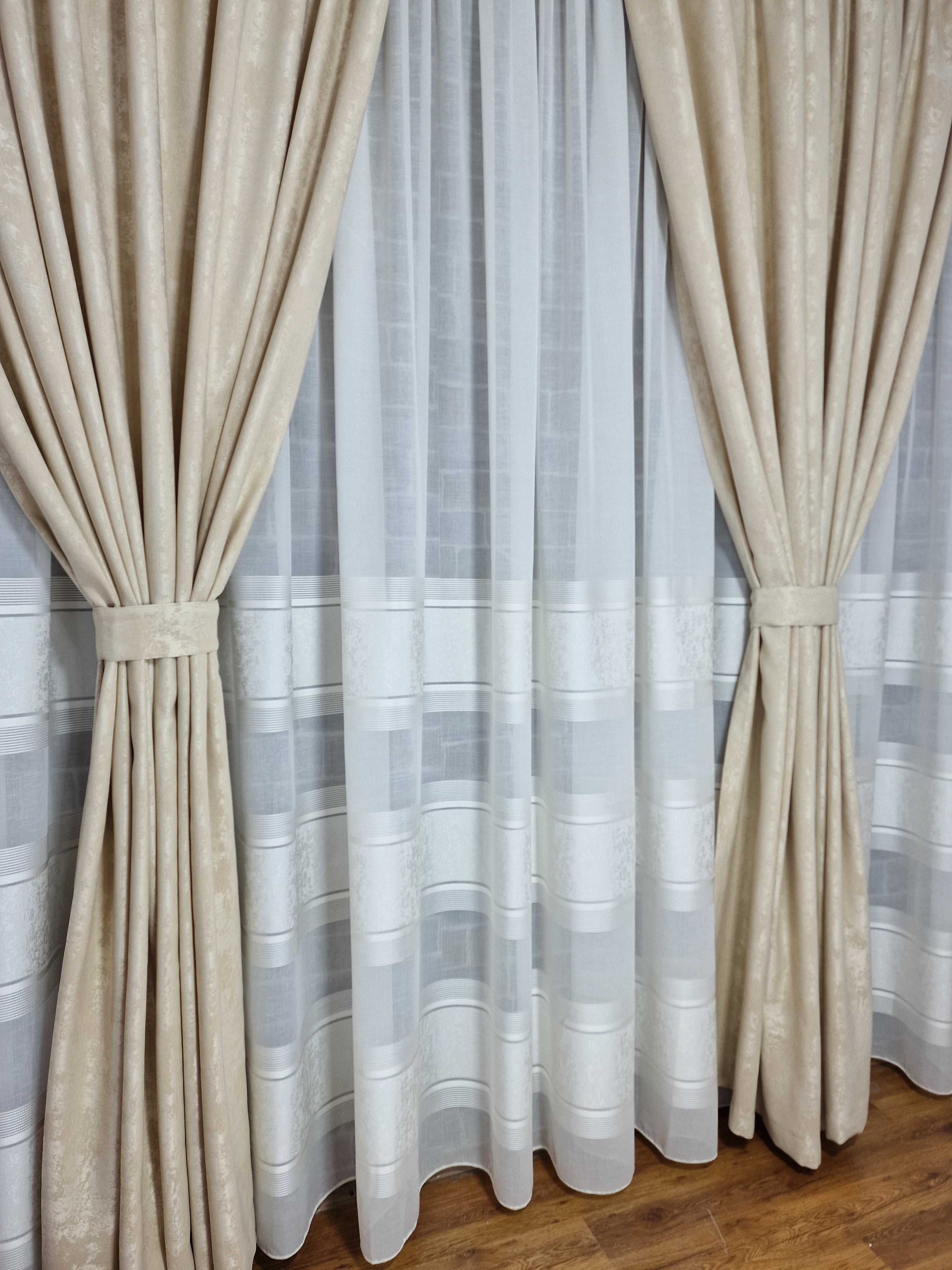 Set perdea ivory din in cristal si draperie crem, model Florica - CASABLANCA Set perdea ivory din in cristal si draperie crem, model Florica Casa Blanca Curtains & Drapes 440.00 CASABLANCA  CASABLANCA