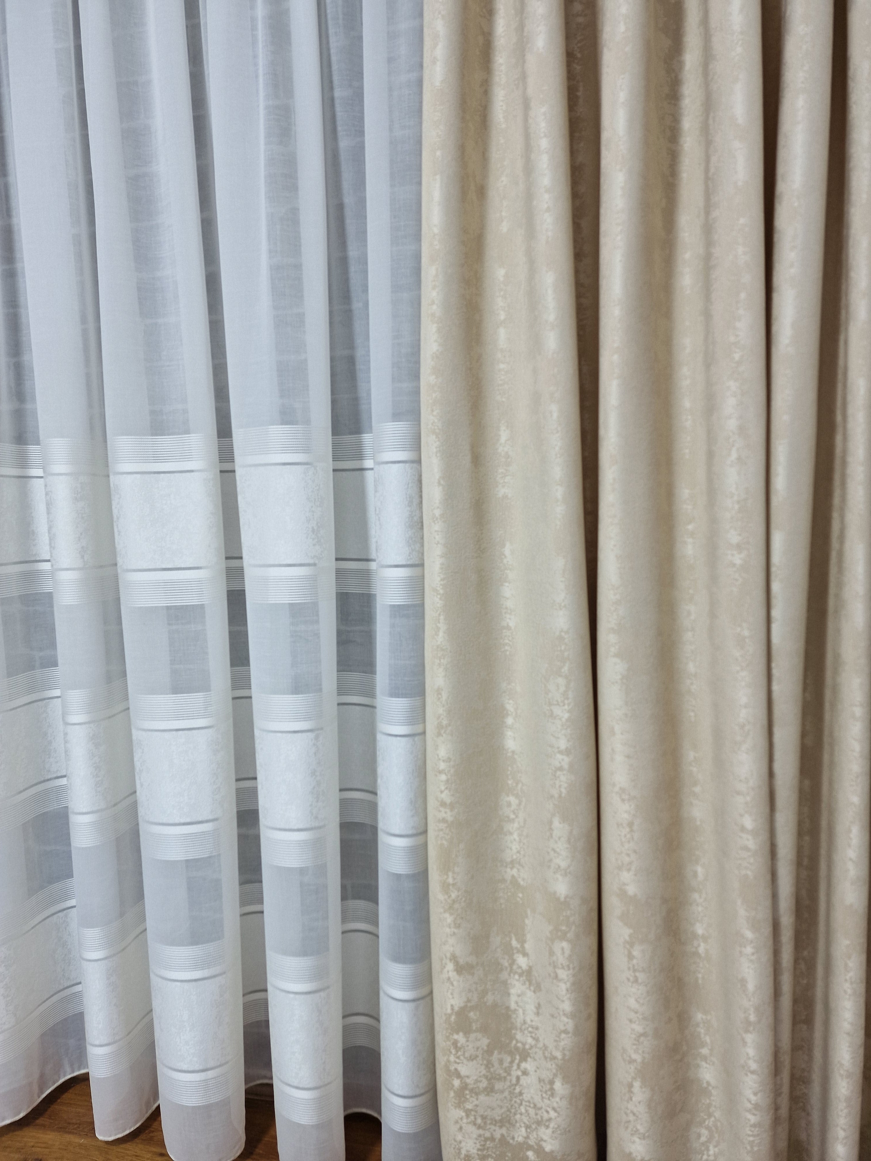 Set perdea ivory din in cristal si draperie crem, model Florica - CASABLANCA Set perdea ivory din in cristal si draperie crem, model Florica Casa Blanca Curtains & Drapes 440.00 CASABLANCA  CASABLANCA