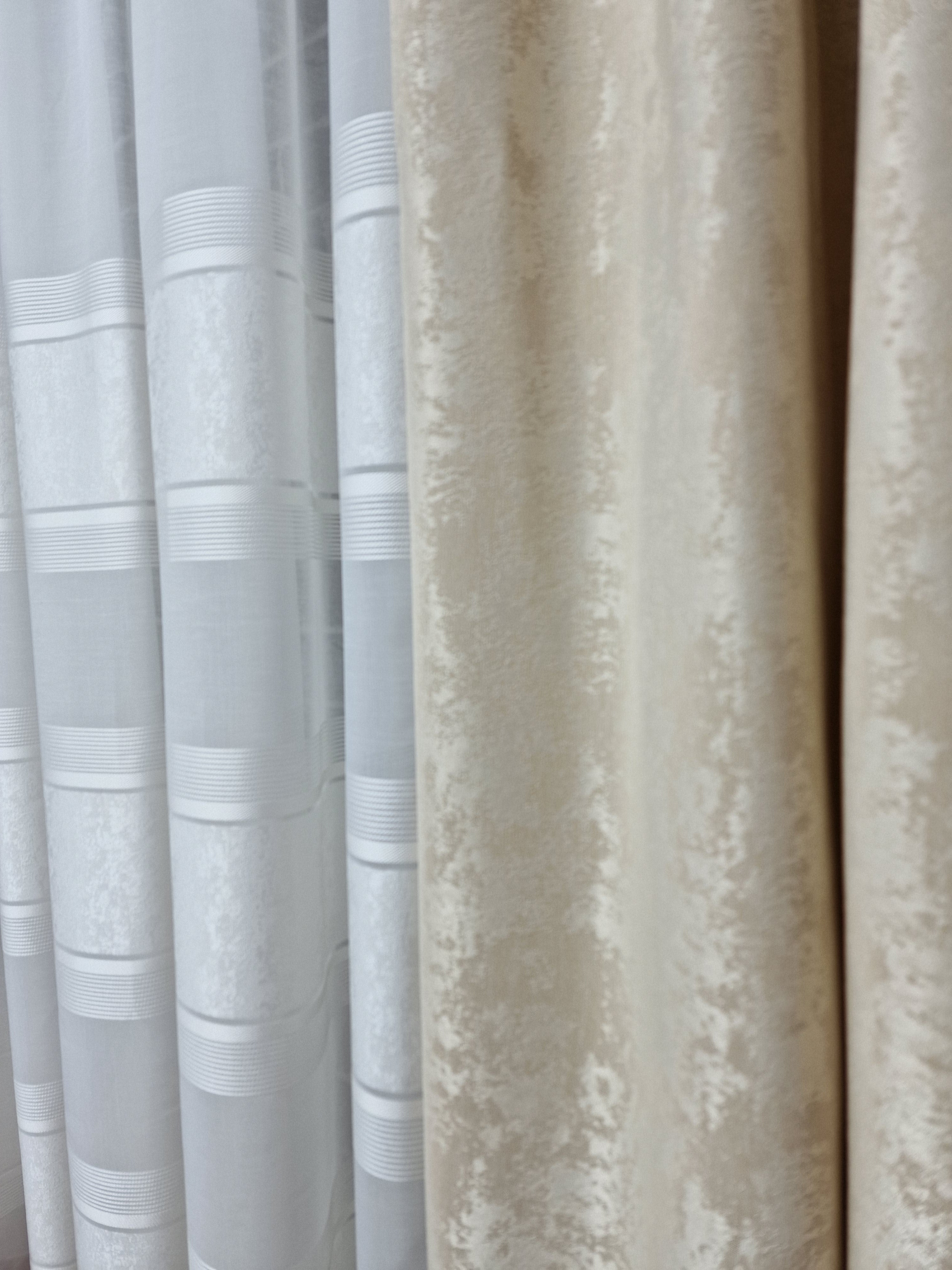 Set perdea ivory din in cristal si draperie crem, model Florica - CASABLANCA Set perdea ivory din in cristal si draperie crem, model Florica Casa Blanca Curtains & Drapes 440.00 CASABLANCA  CASABLANCA