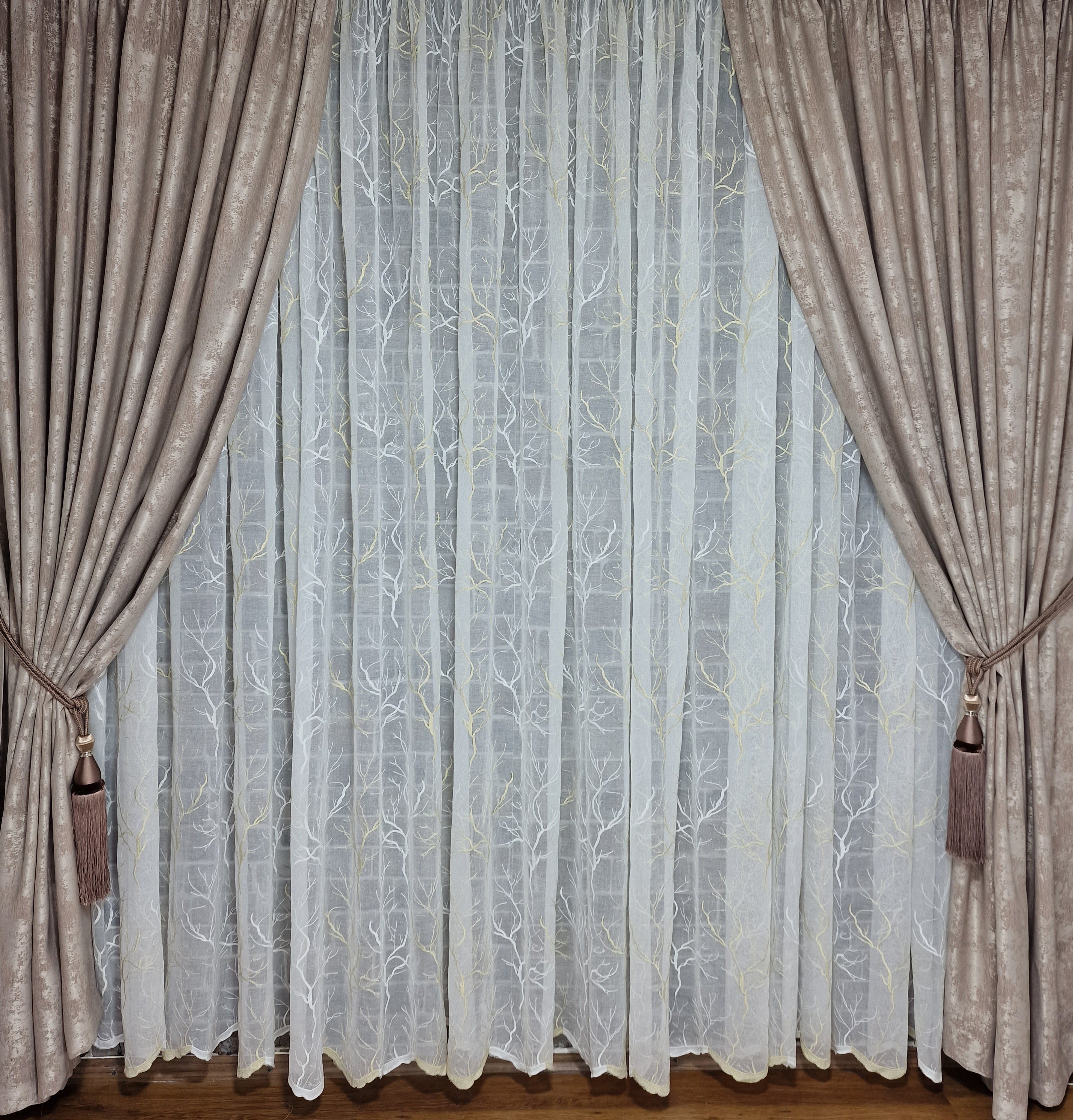Set perdea din in si draperie tip vopsea decorativa, model Catalina, varianta bej - CASABLANCA Set perdea din in si draperie tip vopsea decorativa, model Catalina, varianta bej CASABLANCA  880.00 CASABLANCA 8metriperdeacu6metridraperiepentrusinagaleriede4-5 CASABLANCA