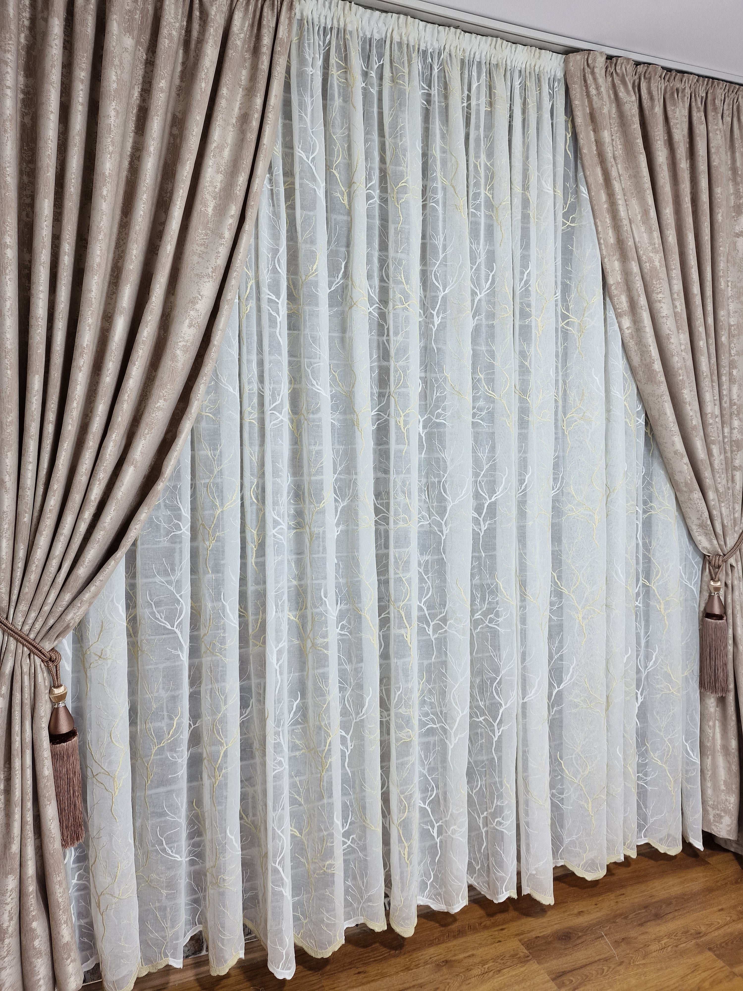 Set perdea din in si draperie tip vopsea decorativa, model Catalina, varianta bej - CASABLANCA Set perdea din in si draperie tip vopsea decorativa, model Catalina, varianta bej CASABLANCA  440.00 CASABLANCA  CASABLANCA