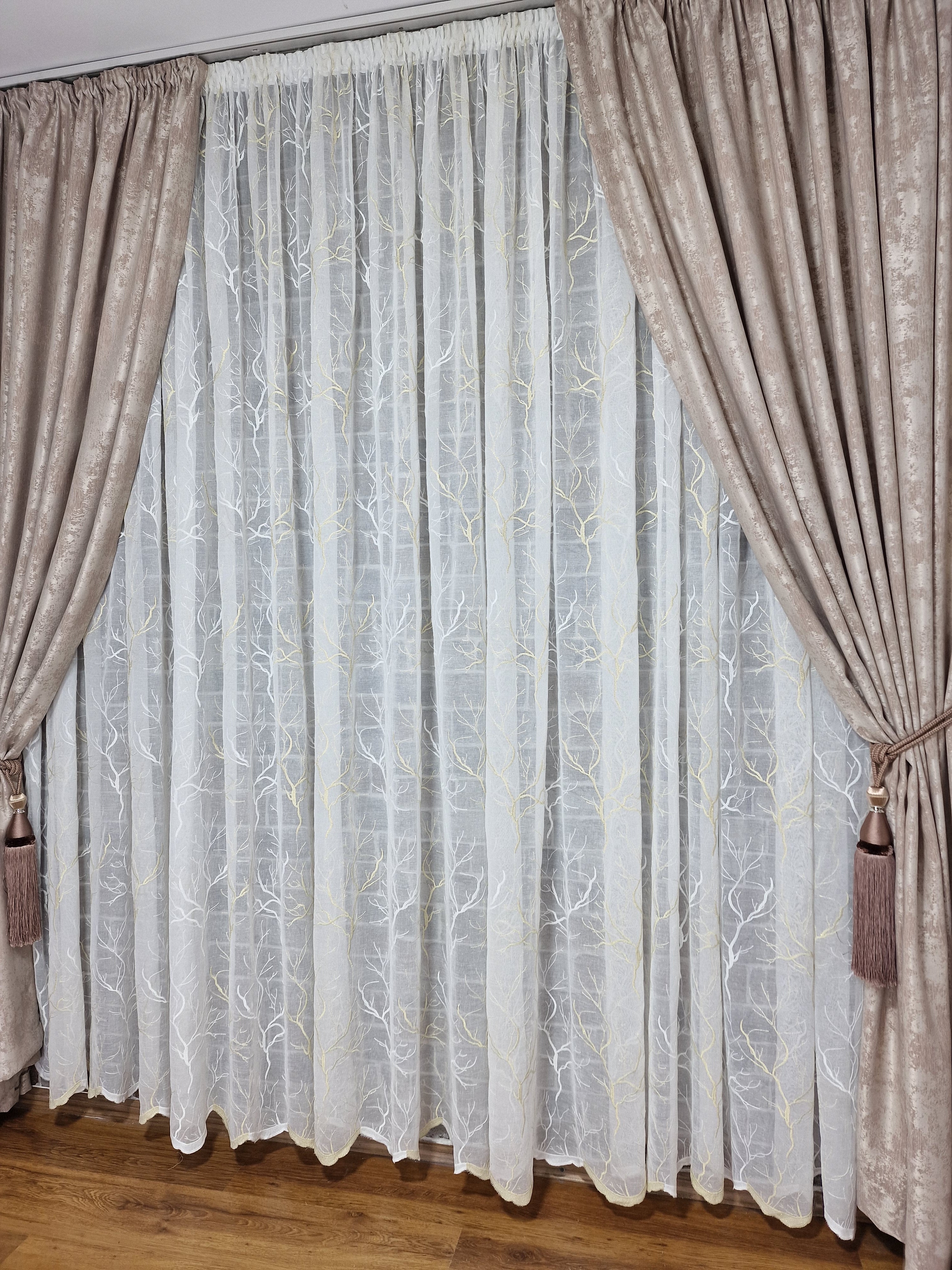 Set perdea din in si draperie tip vopsea decorativa, model Catalina, varianta bej - CASABLANCA Set perdea din in si draperie tip vopsea decorativa, model Catalina, varianta bej CASABLANCA  440.00 CASABLANCA  CASABLANCA