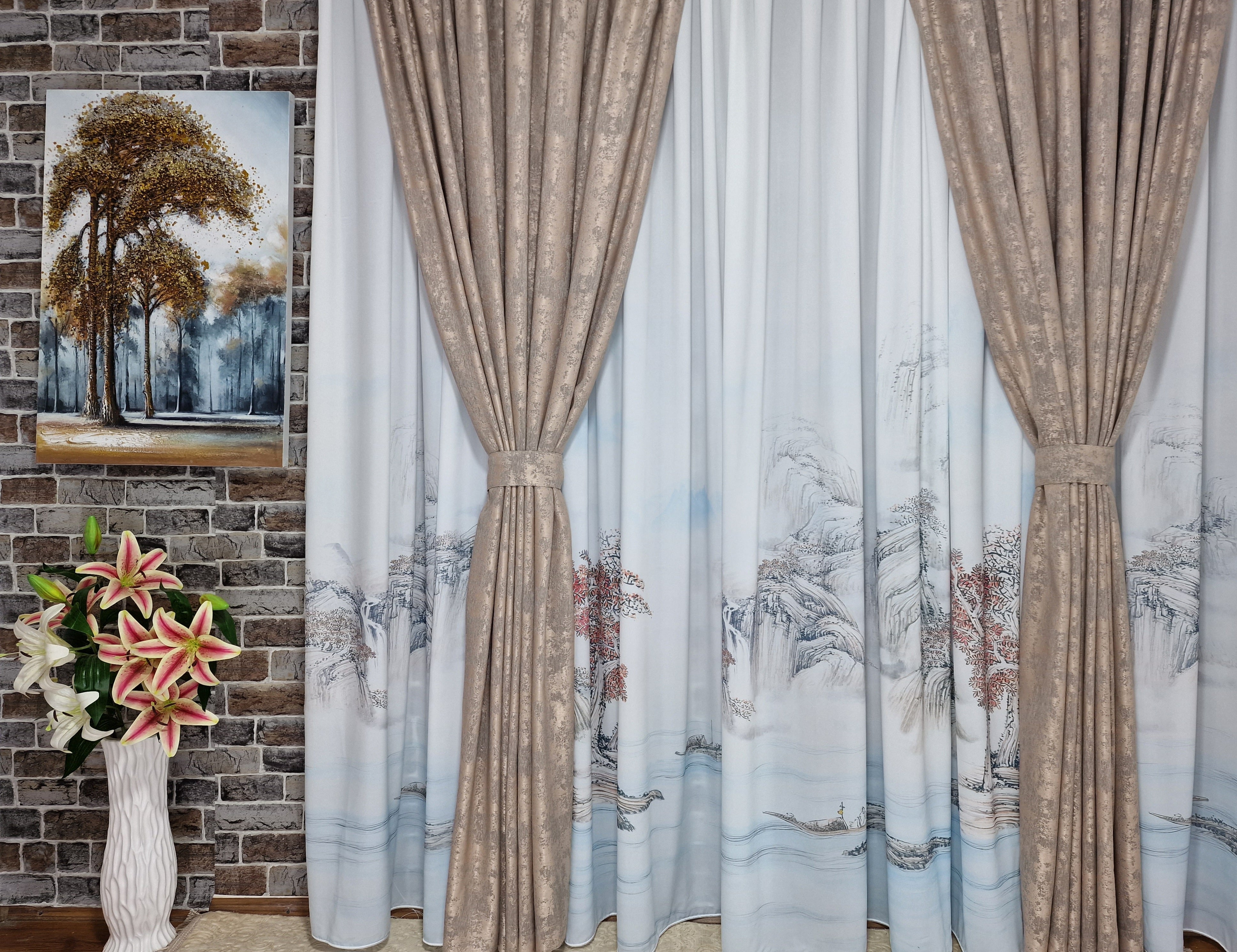 Set perdea din matase si draperie decorativa bej, model peisaj - CASABLANCA Set perdea din matase si draperie decorativa bej, model peisaj Casa Blanca Curtains & Drapes 460.00 CASABLANCA  CASABLANCA