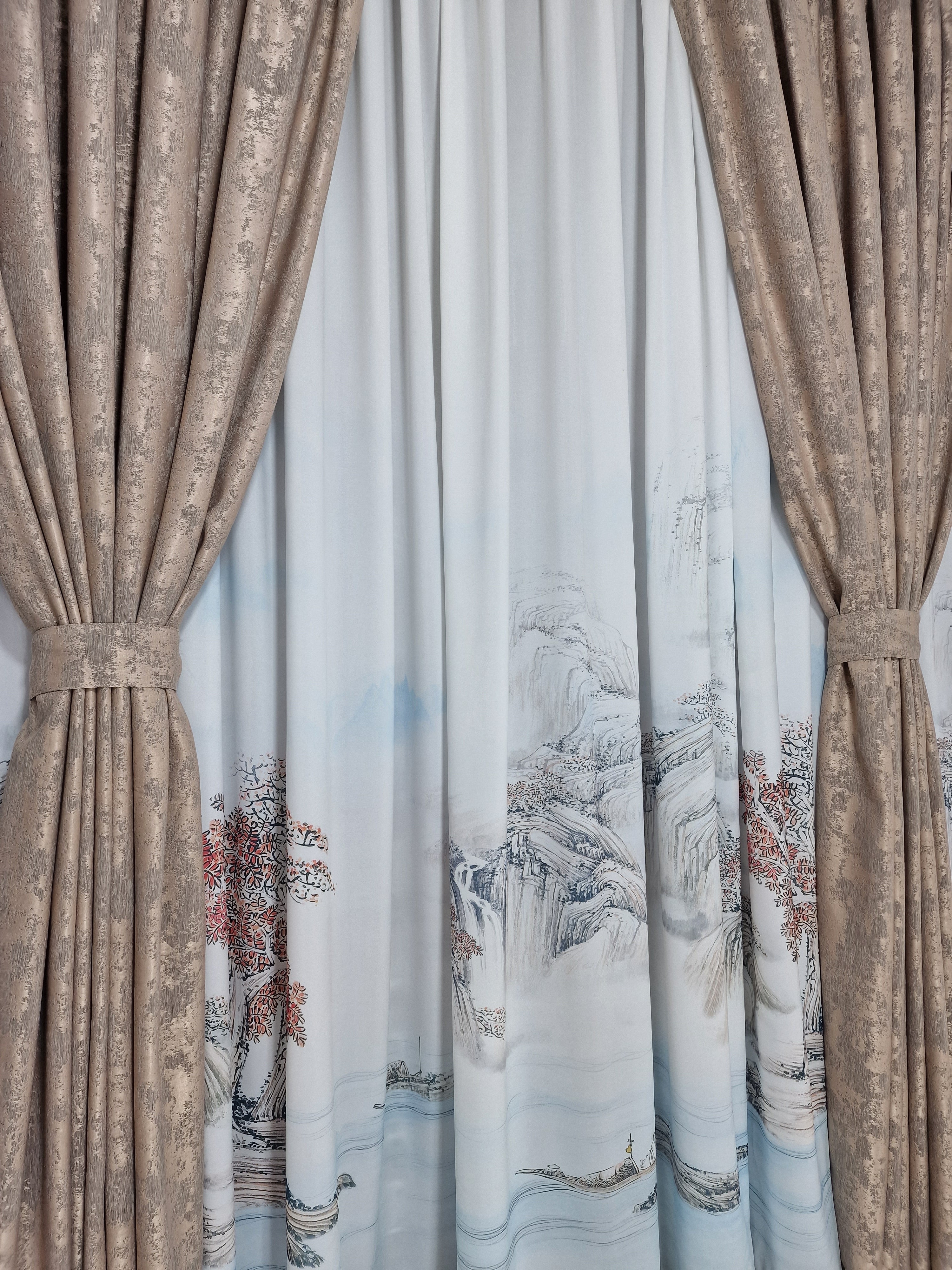 Set perdea din matase si draperie decorativa bej, model peisaj - CASABLANCA Set perdea din matase si draperie decorativa bej, model peisaj Casa Blanca Curtains & Drapes 460.00 CASABLANCA  CASABLANCA