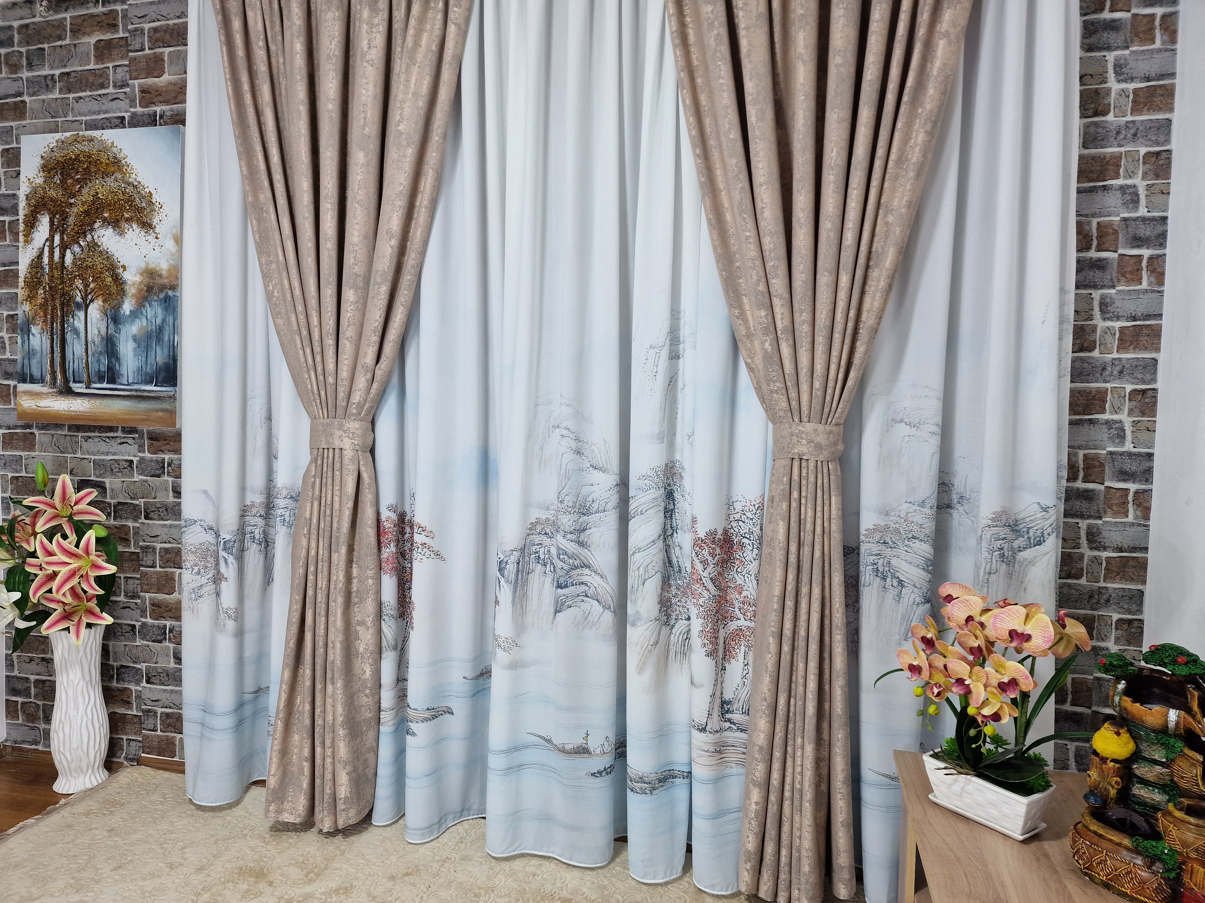 Set perdea din matase si draperie decorativa bej, model peisaj - CASABLANCA Set perdea din matase si draperie decorativa bej, model peisaj Casa Blanca Curtains & Drapes 920.00 CASABLANCA 8metriperdeacu6metridraperiepentrusinagaleriede4-5 CASABLANCA
