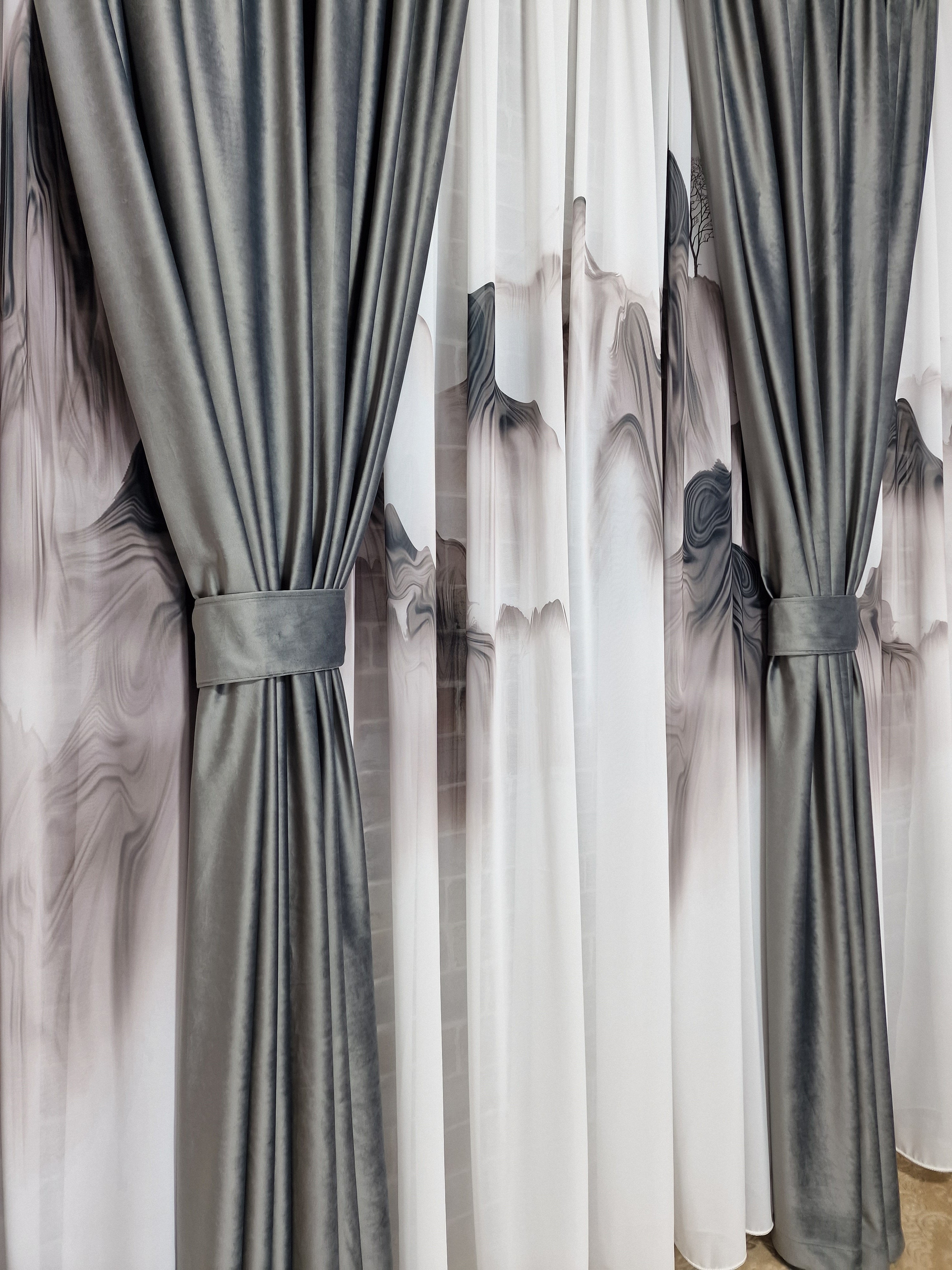 Set perdea matase model muntii si draperie gri din catifea - CASABLANCA Set perdea matase model muntii si draperie gri din catifea Casa Blanca Curtains & Drapes 535.00 CASABLANCA  CASABLANCA