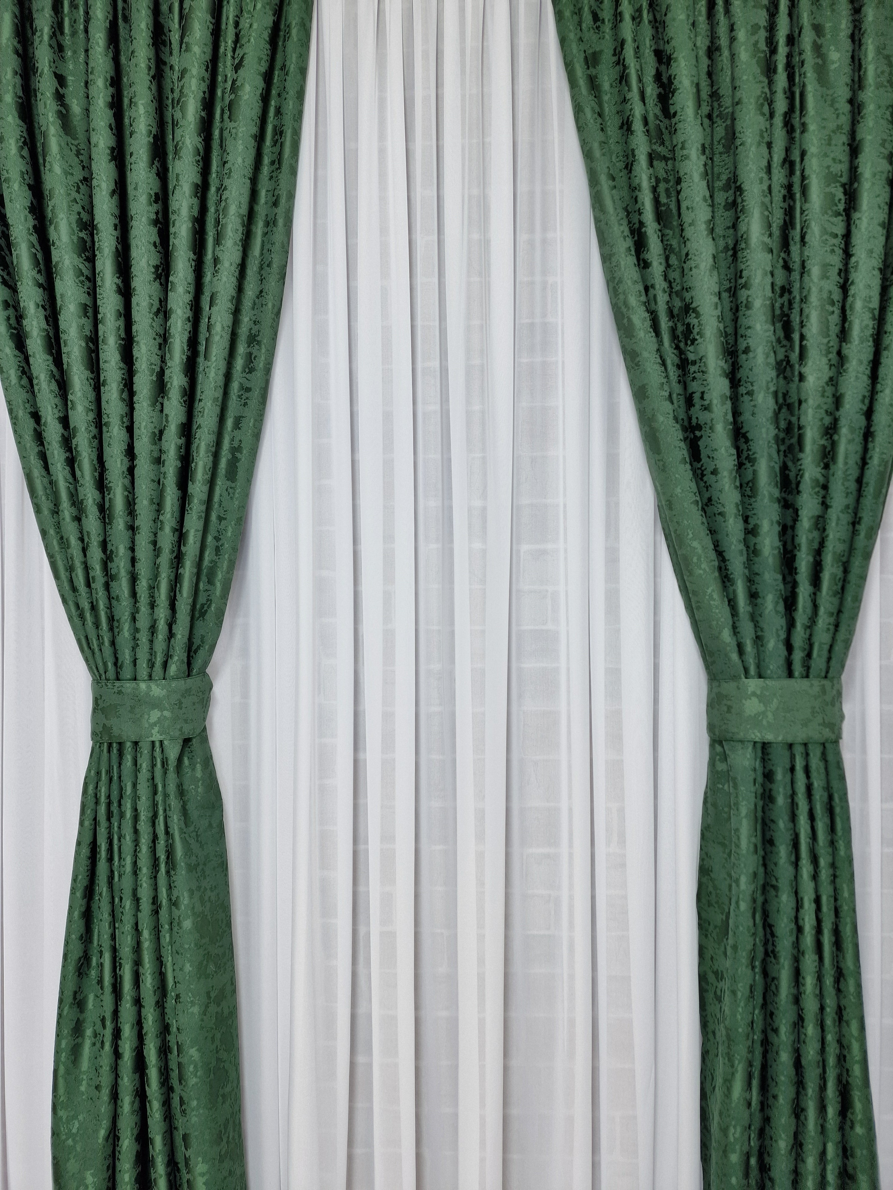 Set perdea din matase alba si draperie decorativa verde smarald - CASABLANCA Set perdea din matase alba si draperie decorativa verde smarald Casa Blanca Curtains & Drapes 400.00 CASABLANCA  CASABLANCA