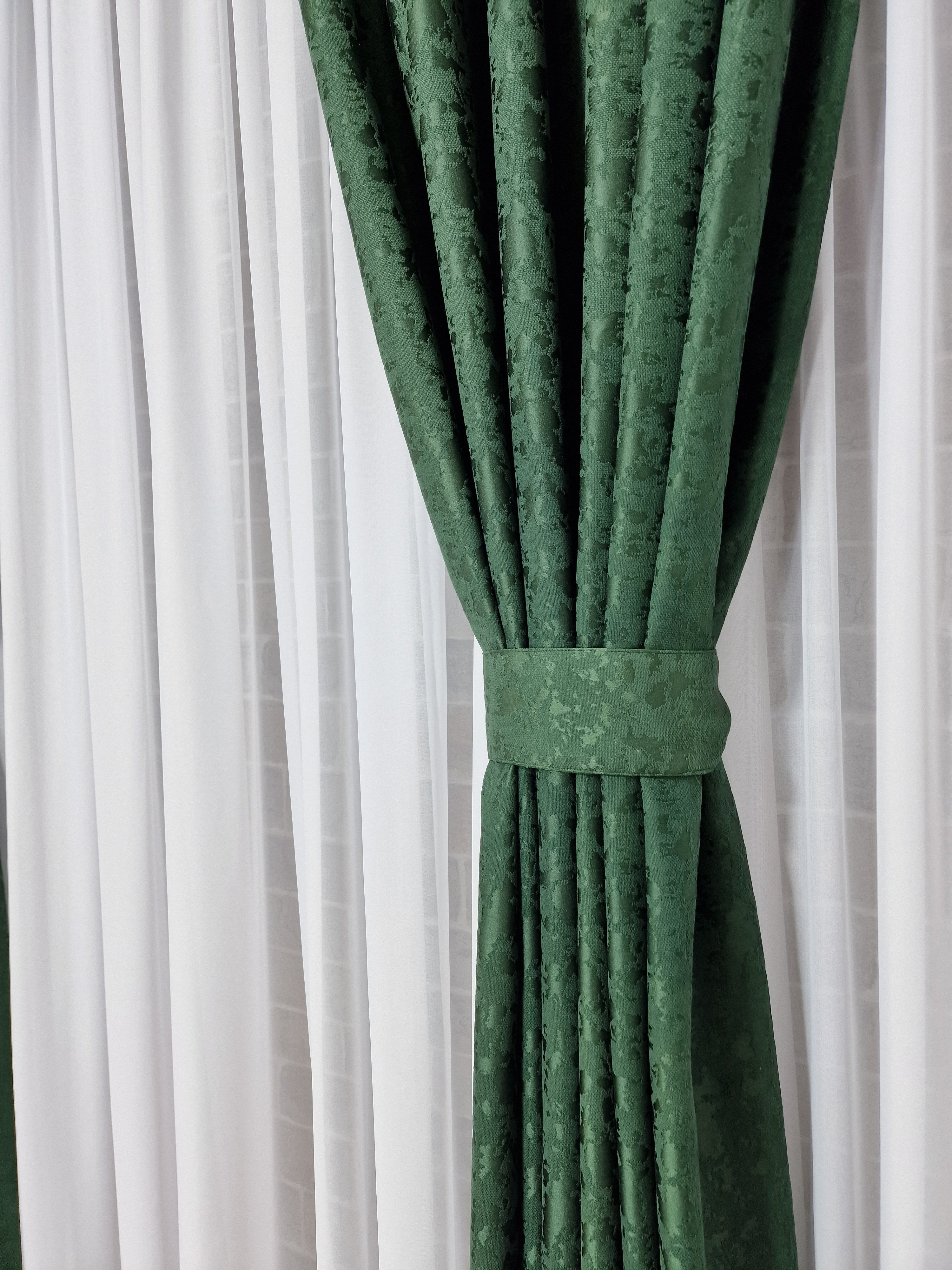 Set perdea din matase alba si draperie decorativa verde smarald - CASABLANCA Set perdea din matase alba si draperie decorativa verde smarald Casa Blanca Curtains & Drapes 400.00 CASABLANCA  CASABLANCA