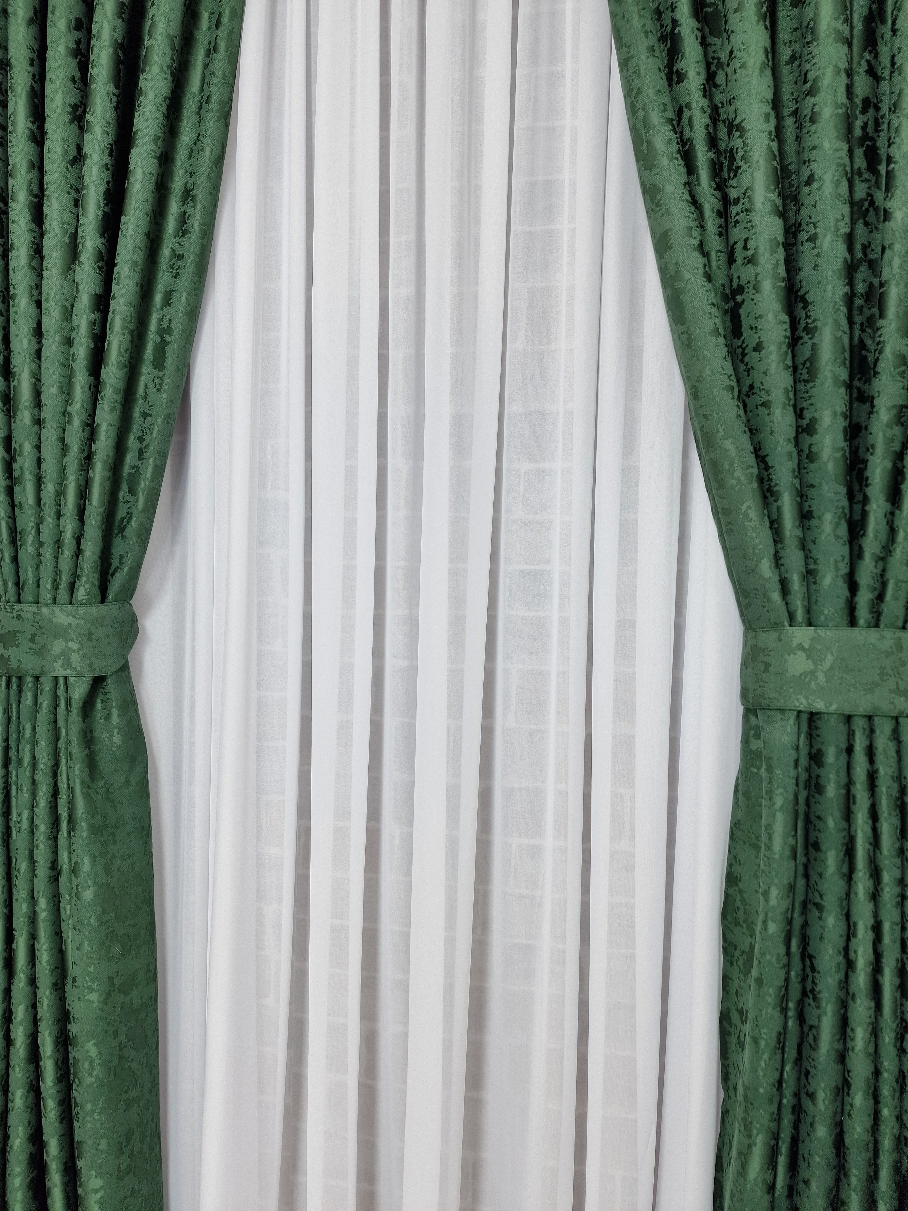 Set perdea din matase alba si draperie decorativa verde smarald - CASABLANCA Set perdea din matase alba si draperie decorativa verde smarald Casa Blanca Curtains & Drapes 400.00 CASABLANCA  CASABLANCA