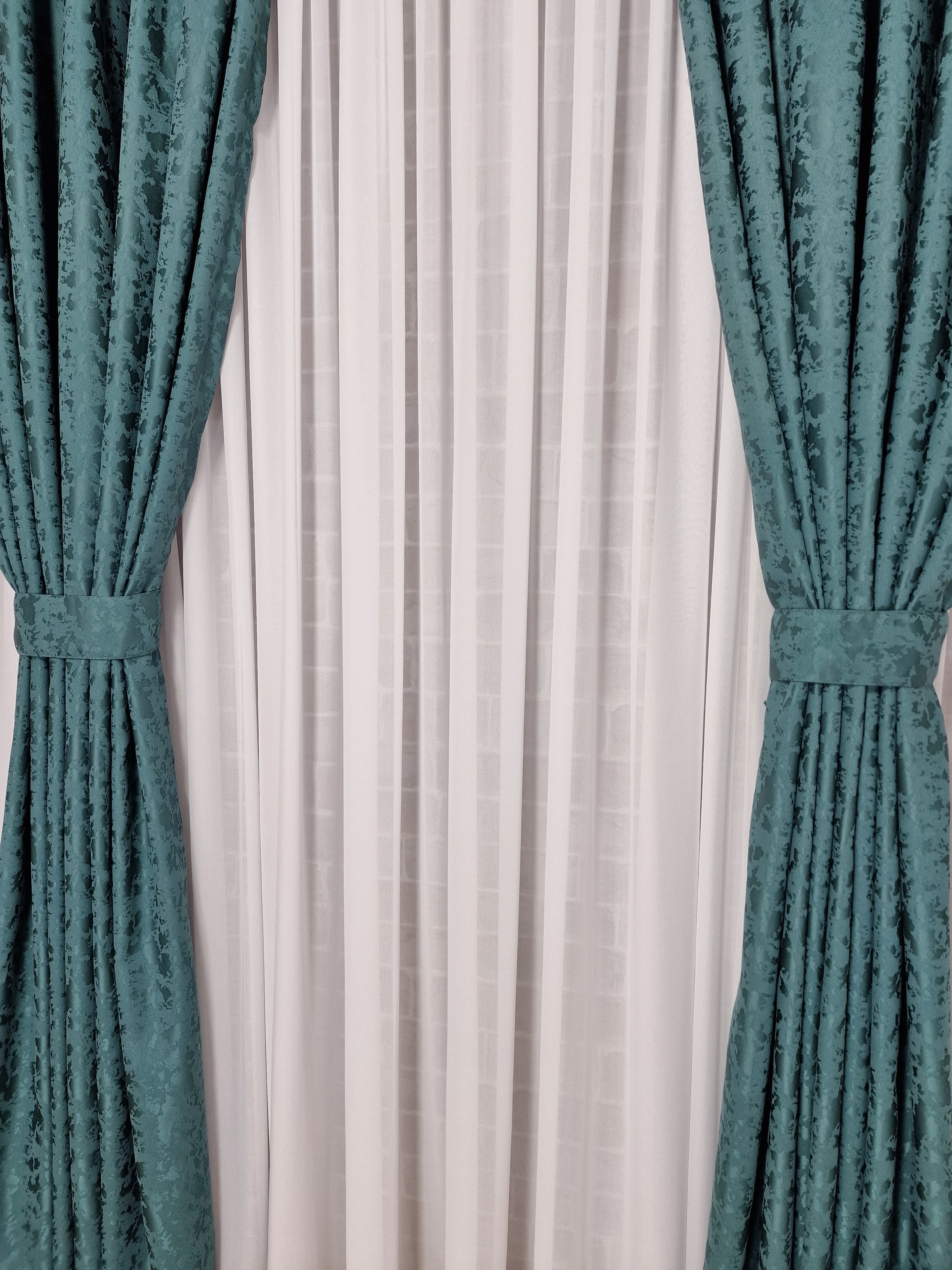Set perdea din matase alba si draperie decorativa turcoaz - CASABLANCA Set perdea din matase alba si draperie decorativa turcoaz Casa Blanca Curtains & Drapes 400.00 CASABLANCA  CASABLANCA