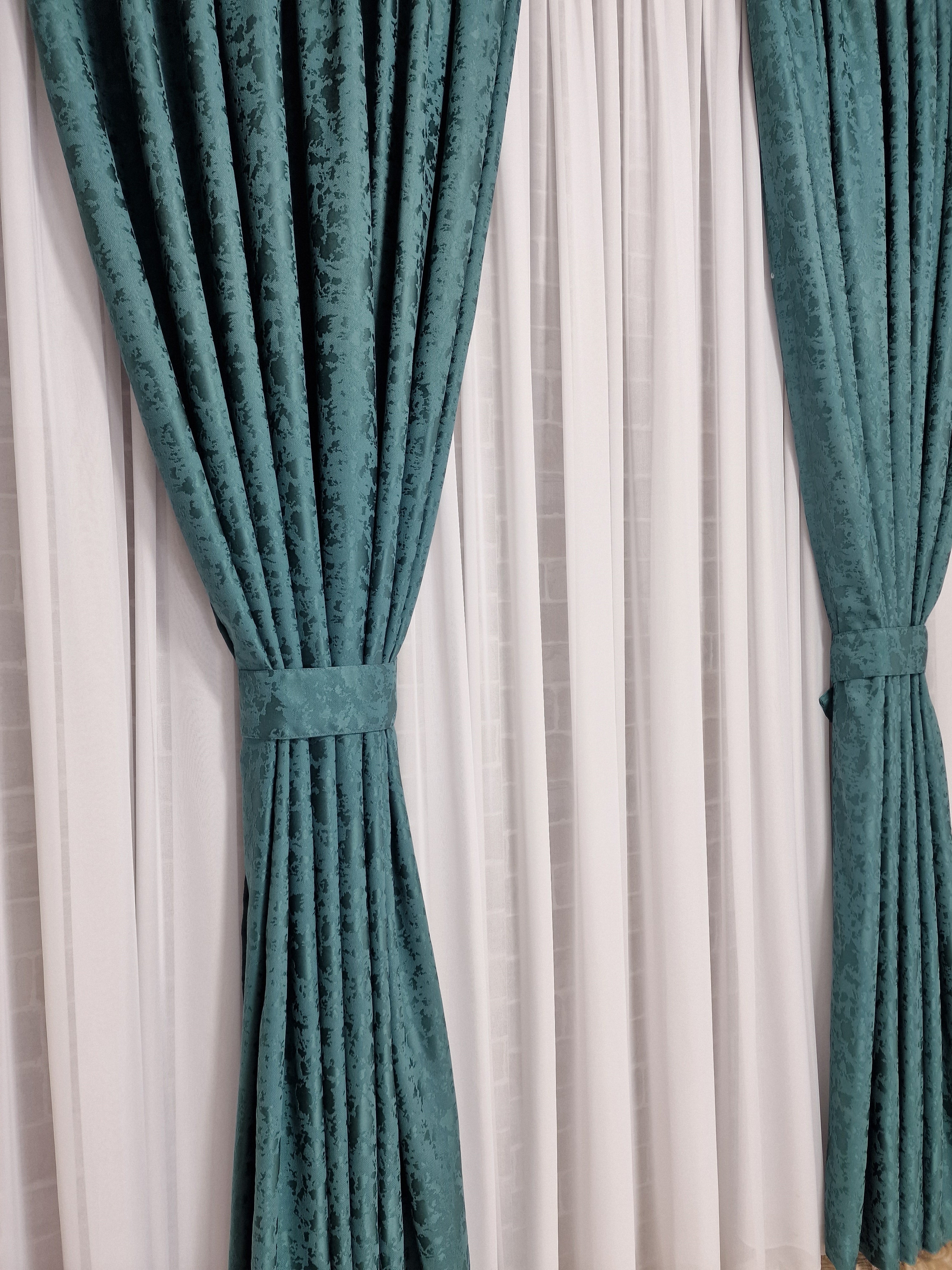 Set perdea din matase alba si draperie decorativa turcoaz - CASABLANCA Set perdea din matase alba si draperie decorativa turcoaz Casa Blanca Curtains & Drapes 400.00 CASABLANCA  CASABLANCA