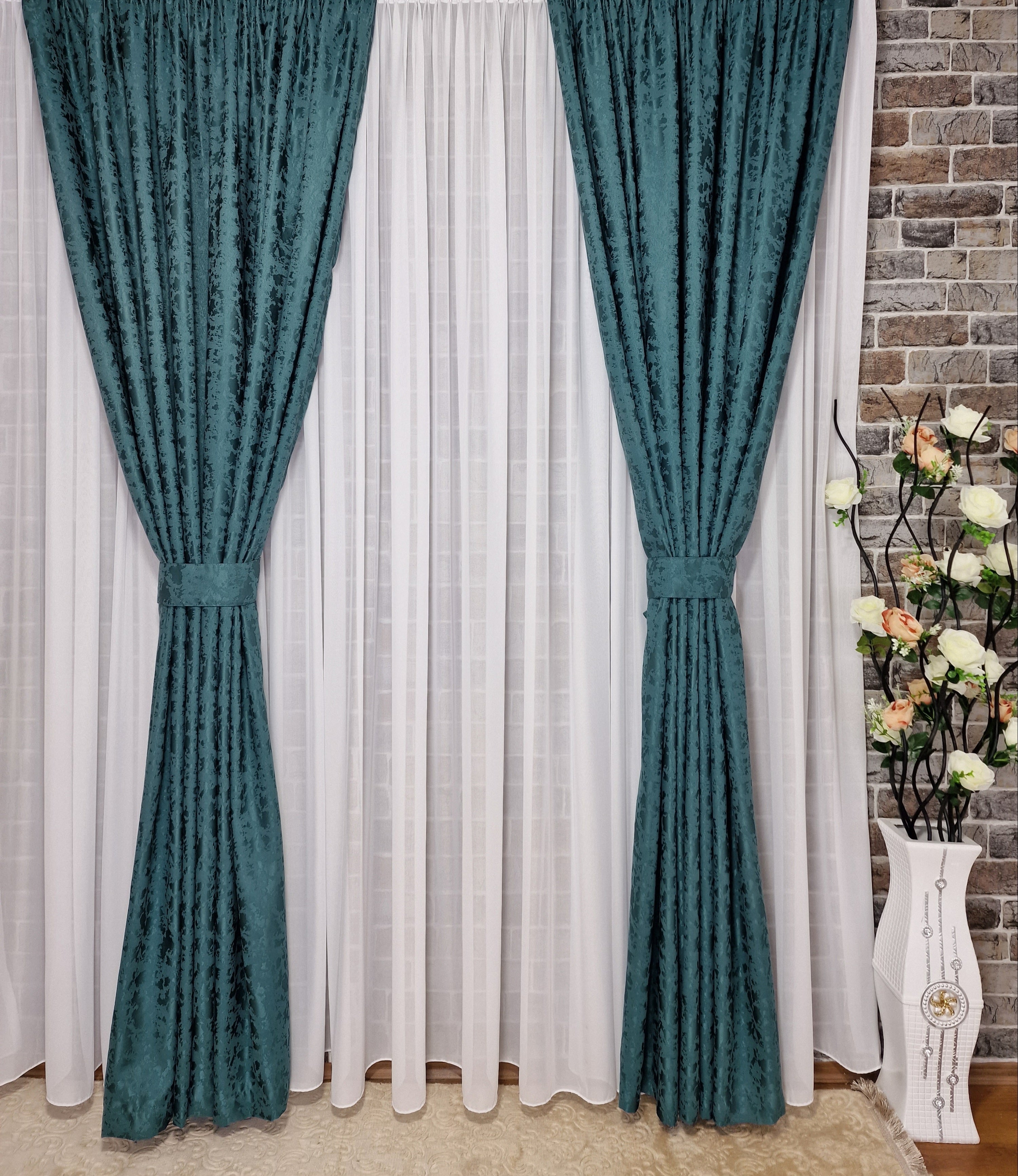 Set perdea din matase alba si draperie decorativa turcoaz - CASABLANCA Set perdea din matase alba si draperie decorativa turcoaz Casa Blanca Curtains & Drapes 800.00 CASABLANCA 8metriperdeacu6metridraperiepentrusinagaleriede4-5 CASABLANCA