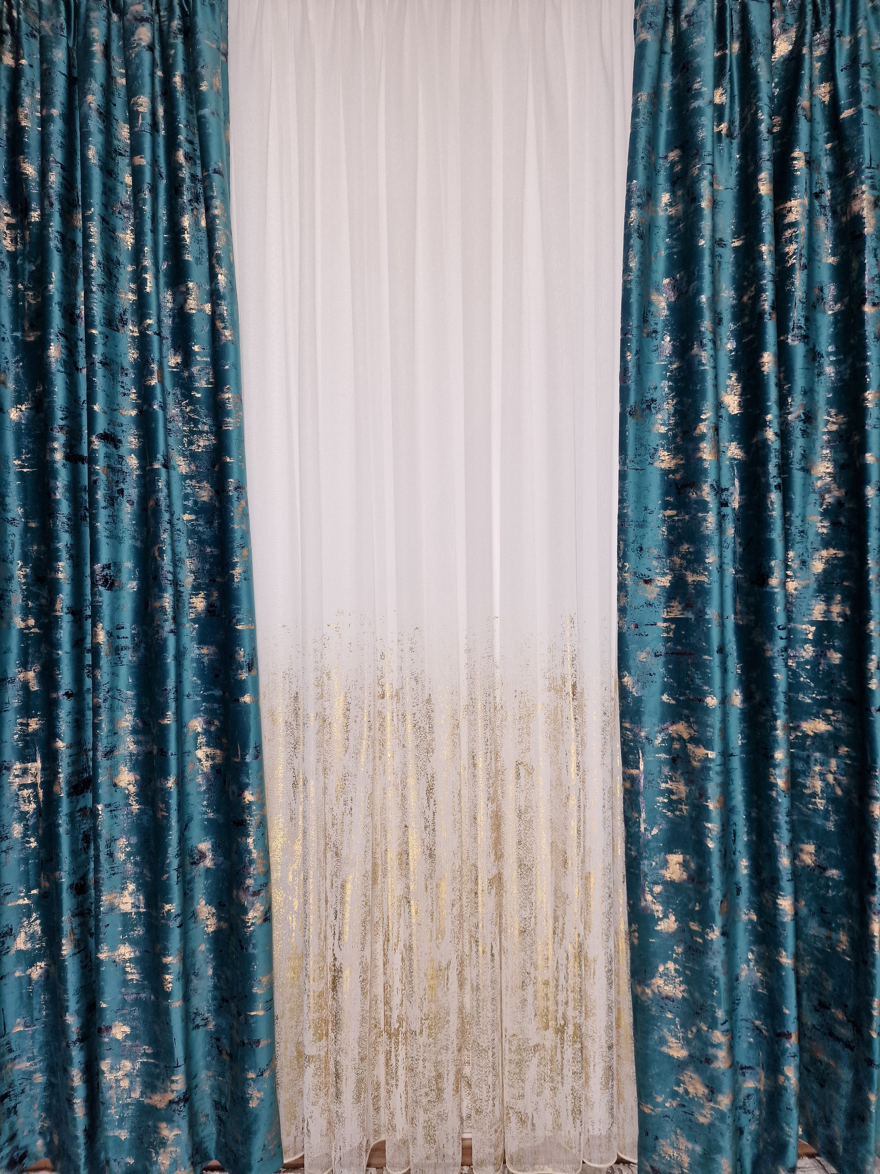 Set complet perdea si draperie, colectia Golden, varianta turcoaz - CASABLANCA Set complet perdea si draperie, colectia Golden, varianta turcoaz CASABLANCA  740.00 CASABLANCA  CASABLANCA