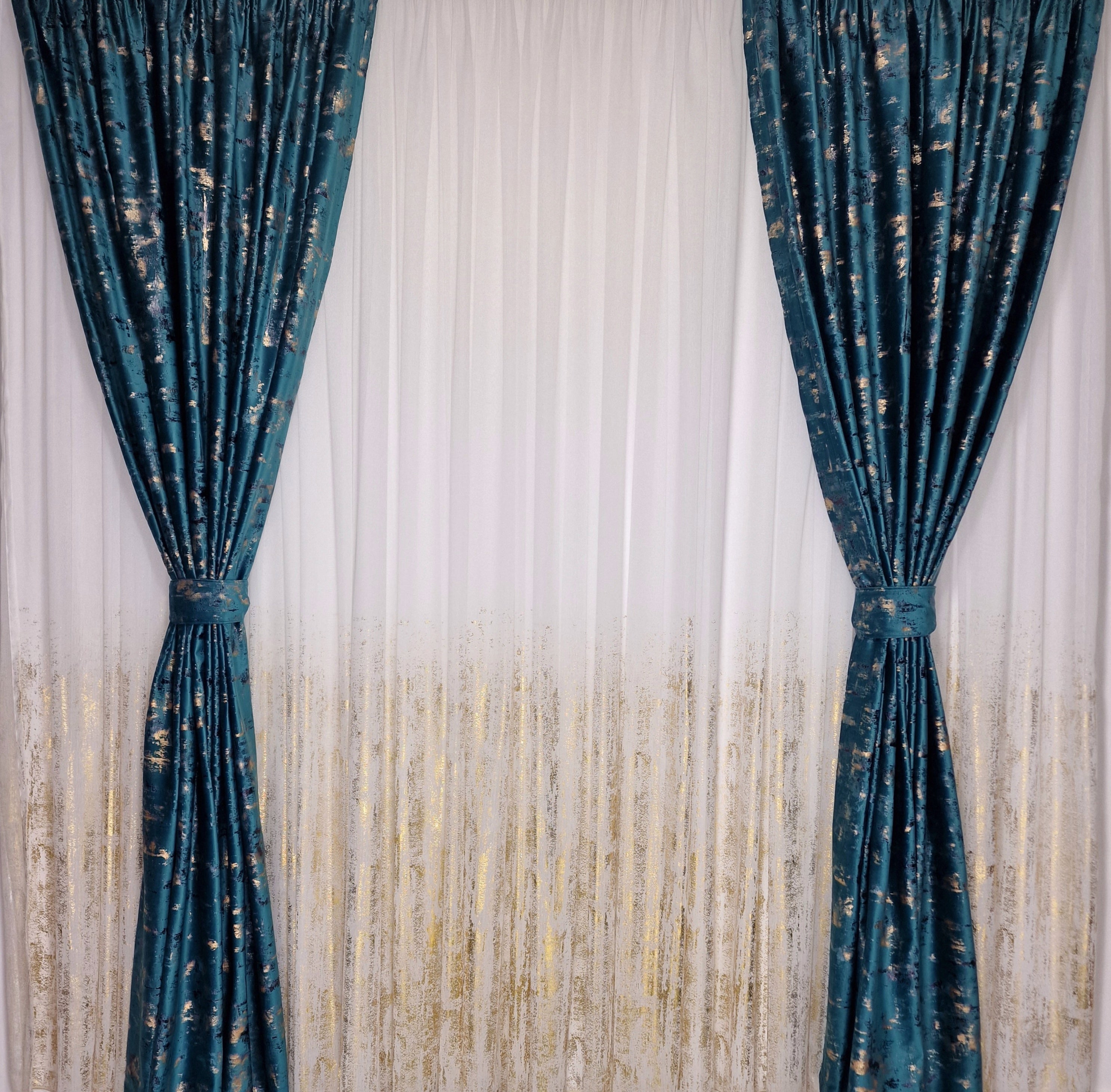 Set complet perdea si draperie, colectia Golden, varianta turcoaz - CASABLANCA Set complet perdea si draperie, colectia Golden, varianta turcoaz CASABLANCA  740.00 CASABLANCA  CASABLANCA