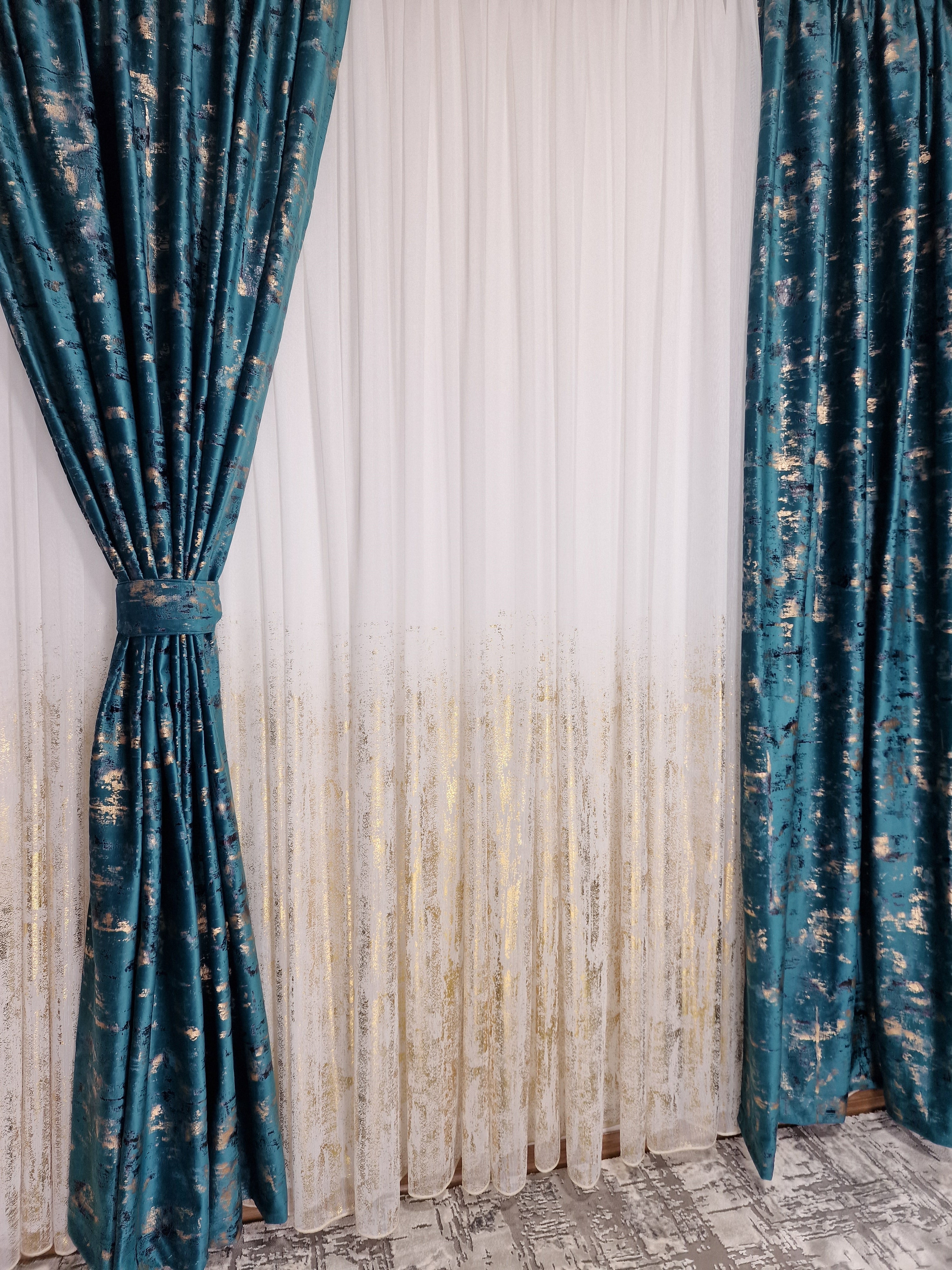 Set complet perdea si draperie, colectia Golden, varianta turcoaz - CASABLANCA Set complet perdea si draperie, colectia Golden, varianta turcoaz CASABLANCA  740.00 CASABLANCA  CASABLANCA