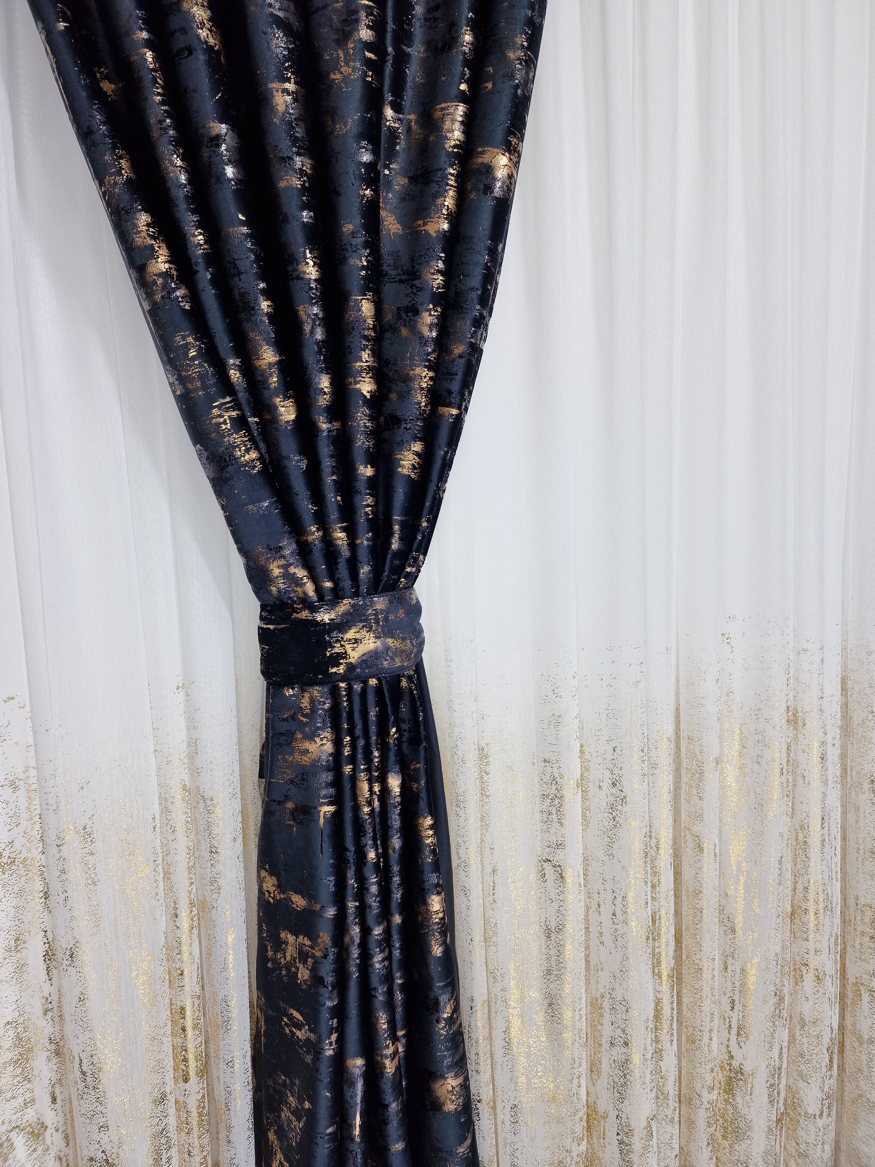 Set complet perdea si draperie, colectia Golden, varianta pe negru - CASABLANCA Set complet perdea si draperie, colectia Golden, varianta pe negru CASABLANCA  740.00 CASABLANCA  CASABLANCA