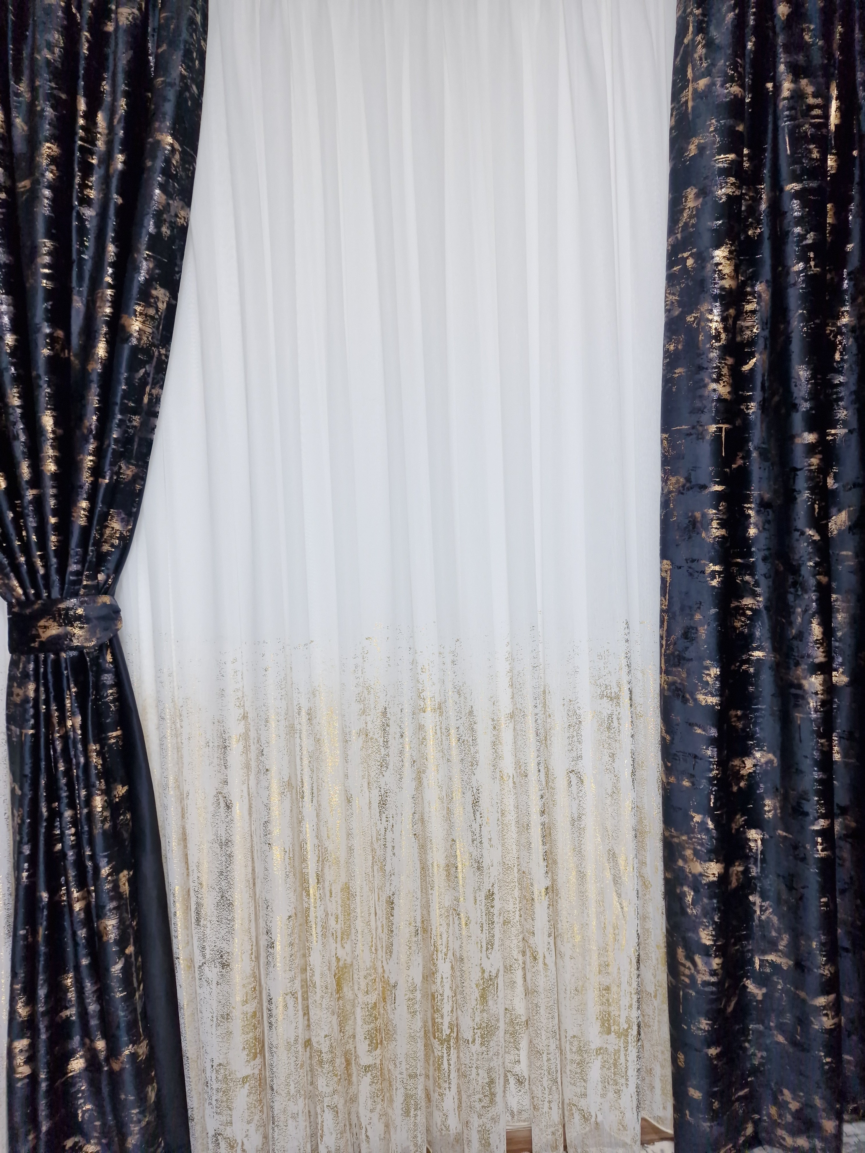 Set complet perdea si draperie, colectia Golden, varianta pe negru - CASABLANCA Set complet perdea si draperie, colectia Golden, varianta pe negru CASABLANCA  740.00 CASABLANCA  CASABLANCA