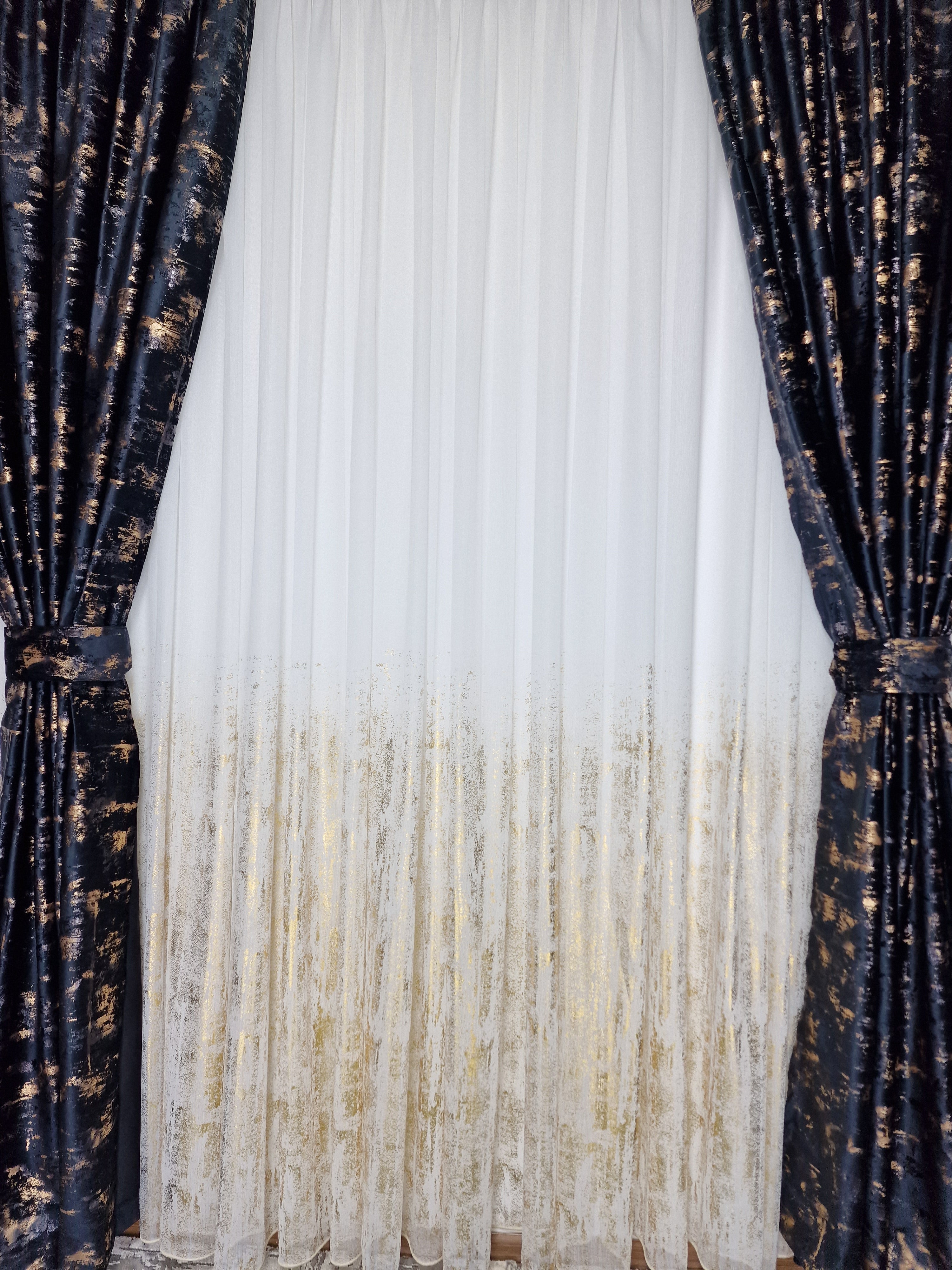 Set complet perdea si draperie, colectia Golden, varianta pe negru - CASABLANCA Set complet perdea si draperie, colectia Golden, varianta pe negru CASABLANCA  740.00 CASABLANCA  CASABLANCA