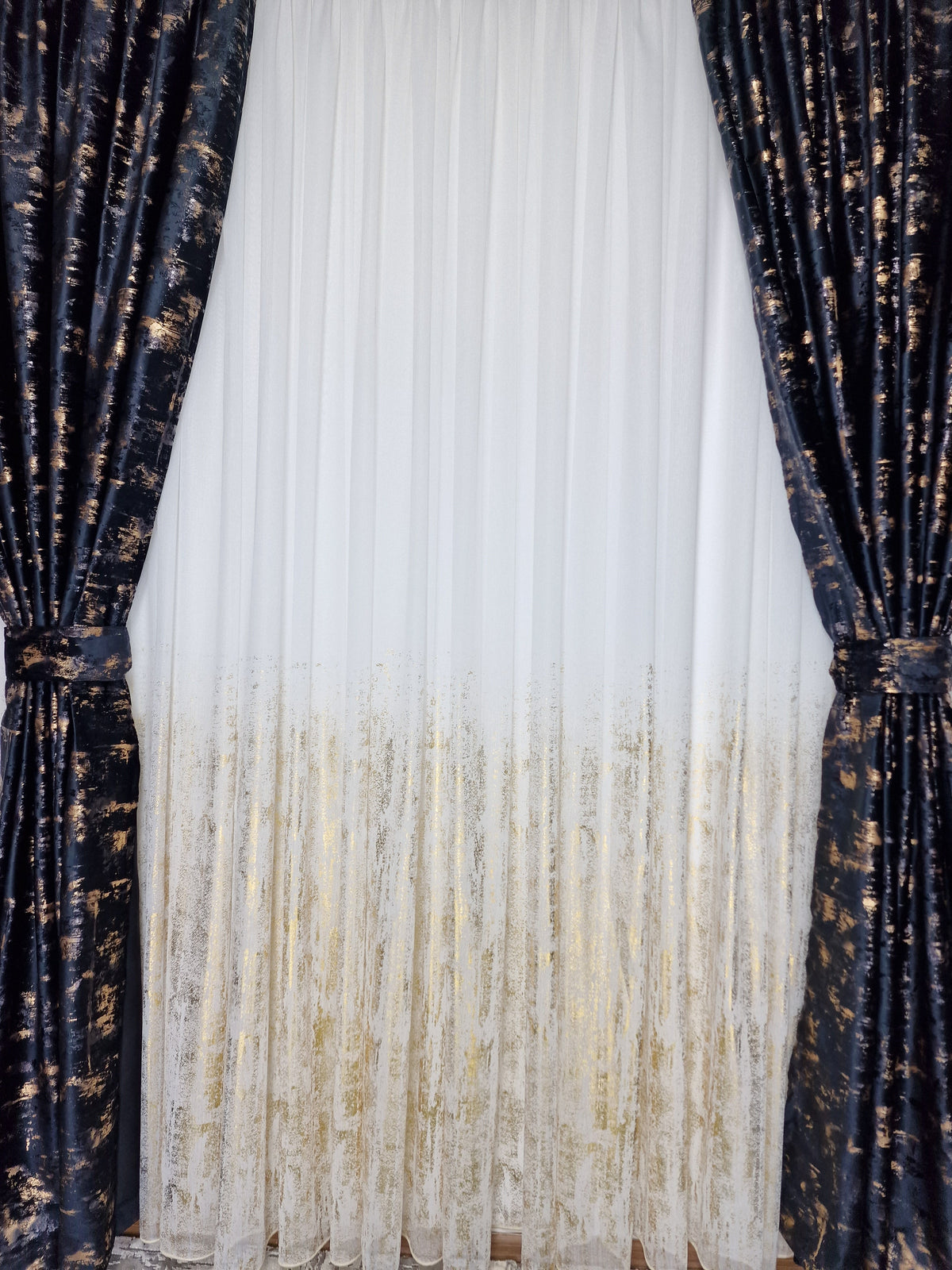 Set complet perdea si draperie, colectia Golden, varianta pe negru - CASABLANCA Set complet perdea si draperie, colectia Golden, varianta pe negru CASABLANCA  740.00 CASABLANCA  CASABLANCA