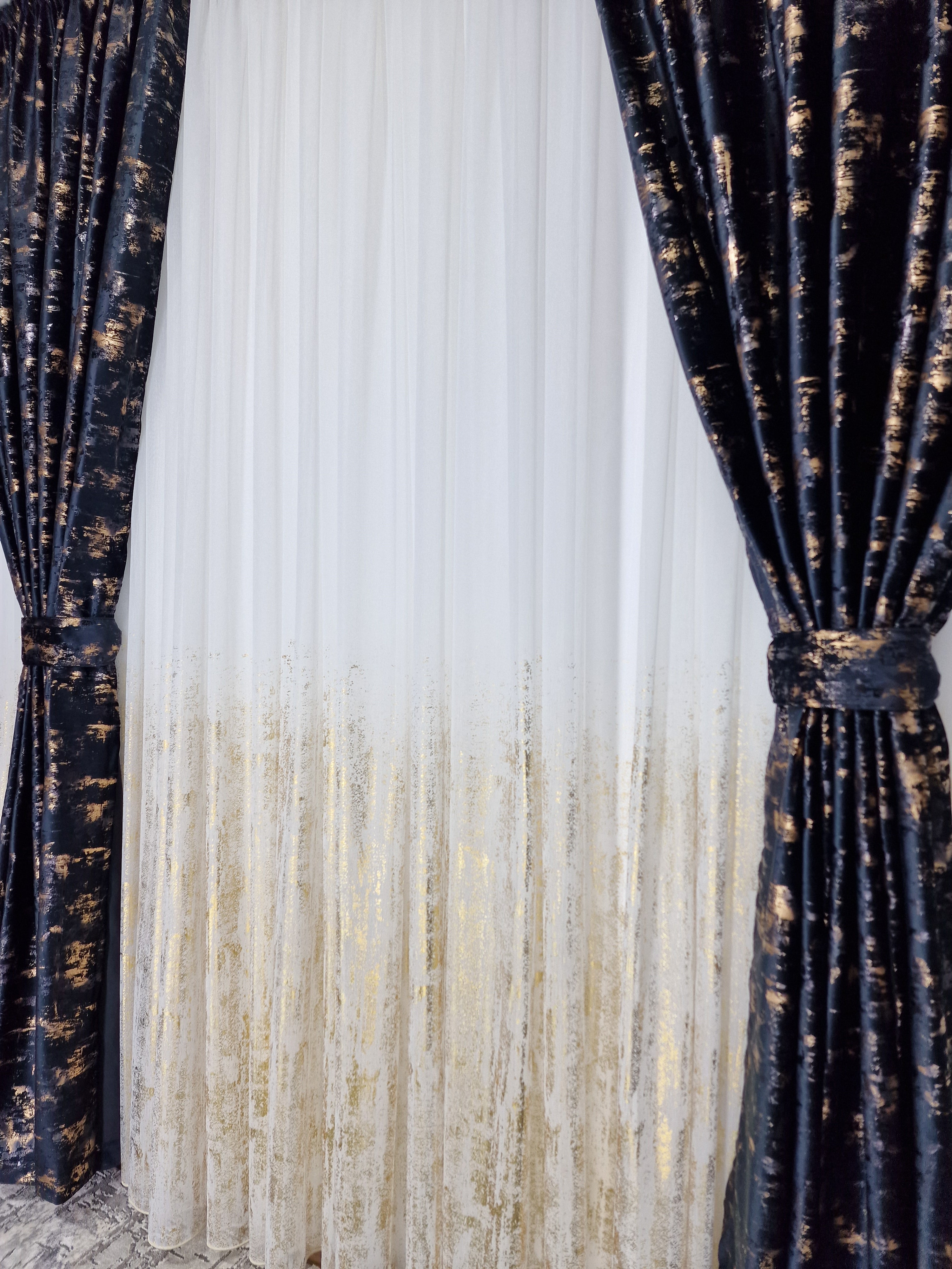 Set complet perdea si draperie, colectia Golden, varianta pe negru - CASABLANCA Set complet perdea si draperie, colectia Golden, varianta pe negru CASABLANCA  740.00 CASABLANCA  CASABLANCA