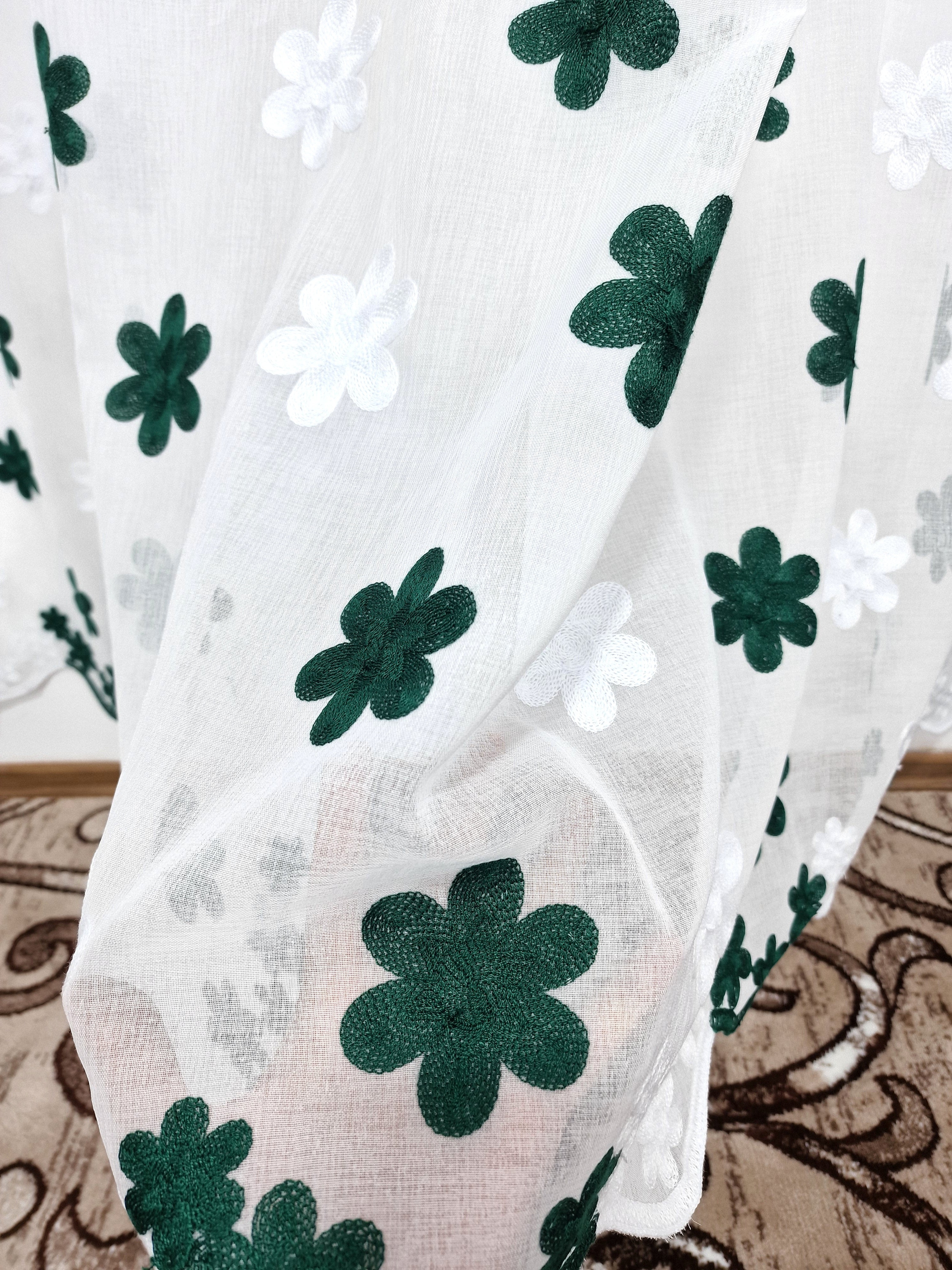 Set perdea alba cu flori verde smarald si draperie soft verde smarald, model Daisy - CASABLANCA Set perdea alba cu flori verde smarald si draperie soft verde smarald, model Daisy Casa Blanca Curtains & Drapes 350.00 CASABLANCA  CASABLANCA