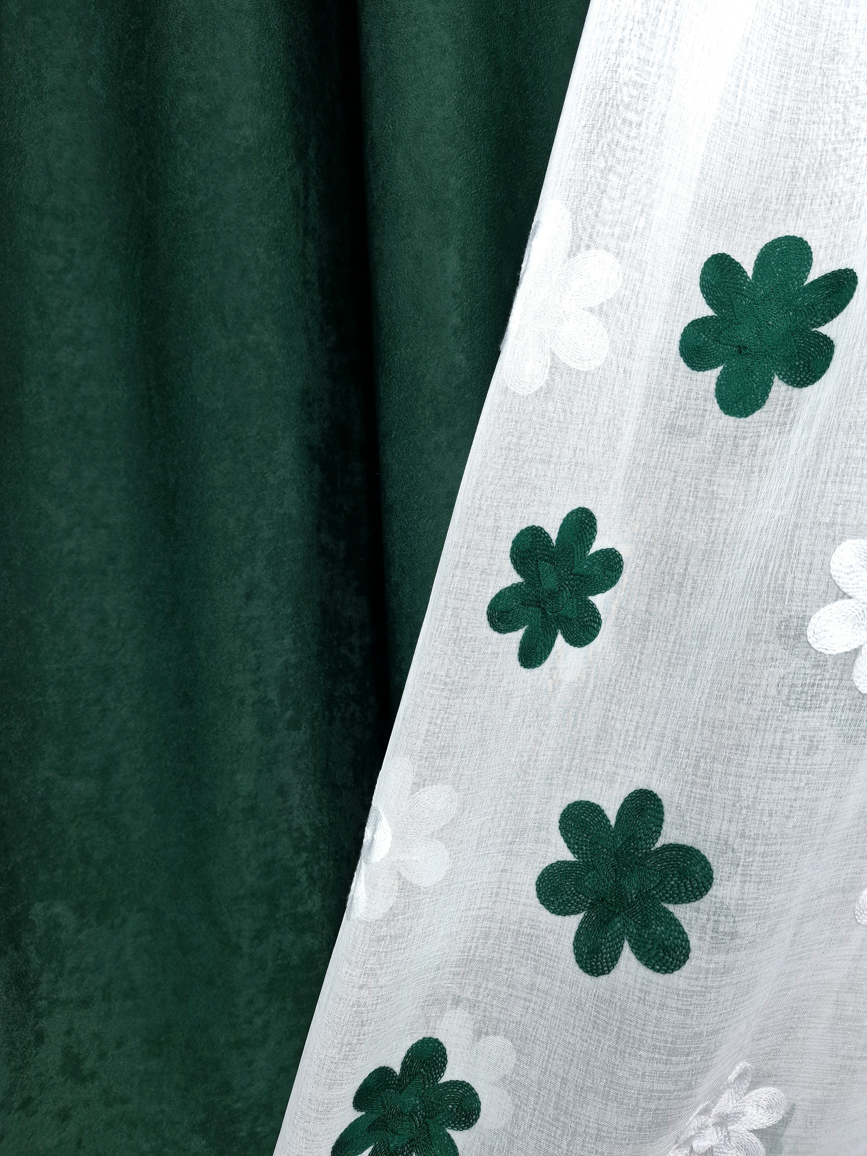 Set perdea alba cu flori verde smarald si draperie soft verde smarald, model Daisy - CASABLANCA Set perdea alba cu flori verde smarald si draperie soft verde smarald, model Daisy Casa Blanca Curtains & Drapes 350.00 CASABLANCA  CASABLANCA