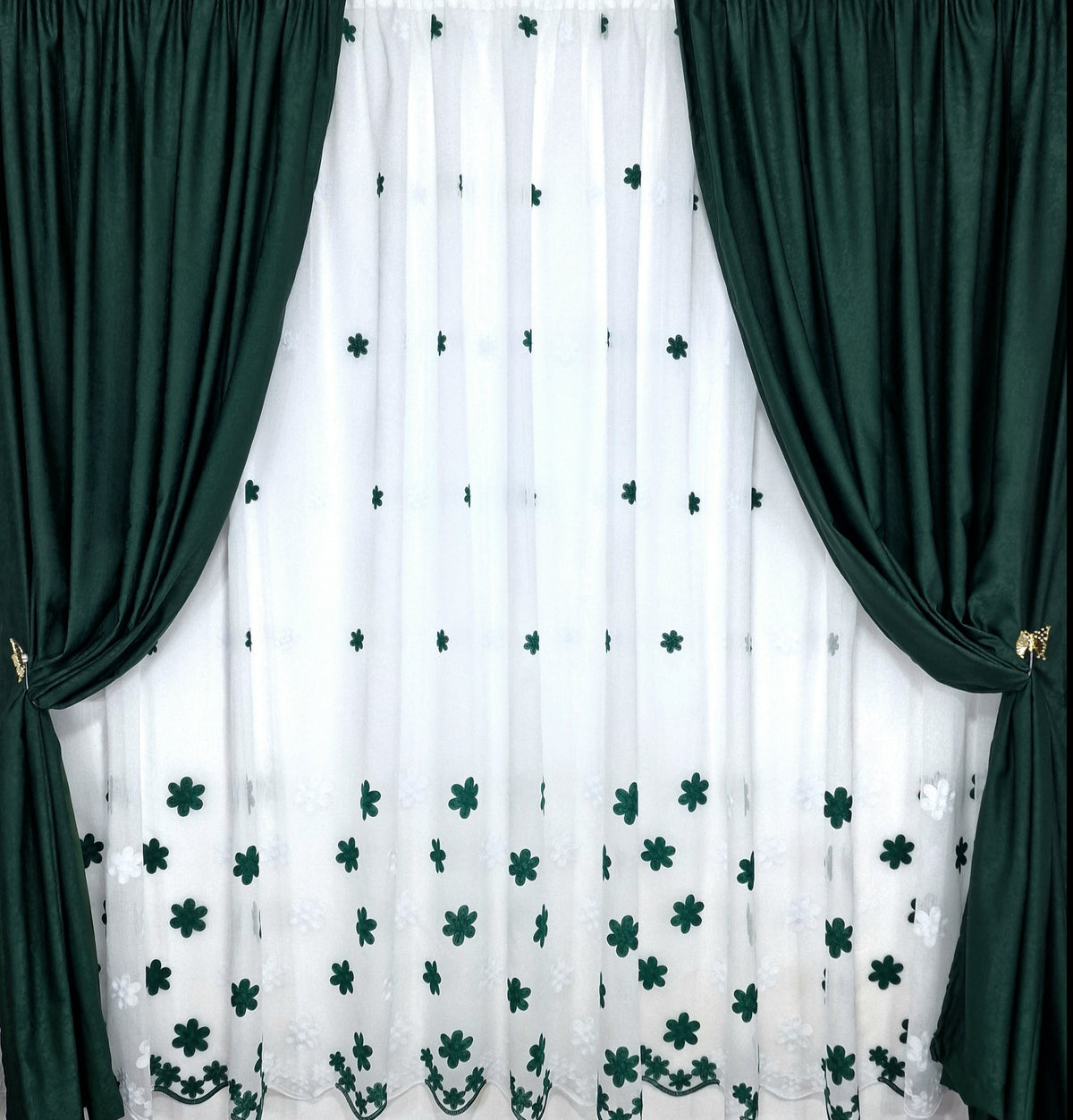 Set perdea alba cu flori verde smarald si draperie soft verde smarald, model Daisy - CASABLANCA Set perdea alba cu flori verde smarald si draperie soft verde smarald, model Daisy Casa Blanca Curtains & Drapes 350.00 CASABLANCA  CASABLANCA