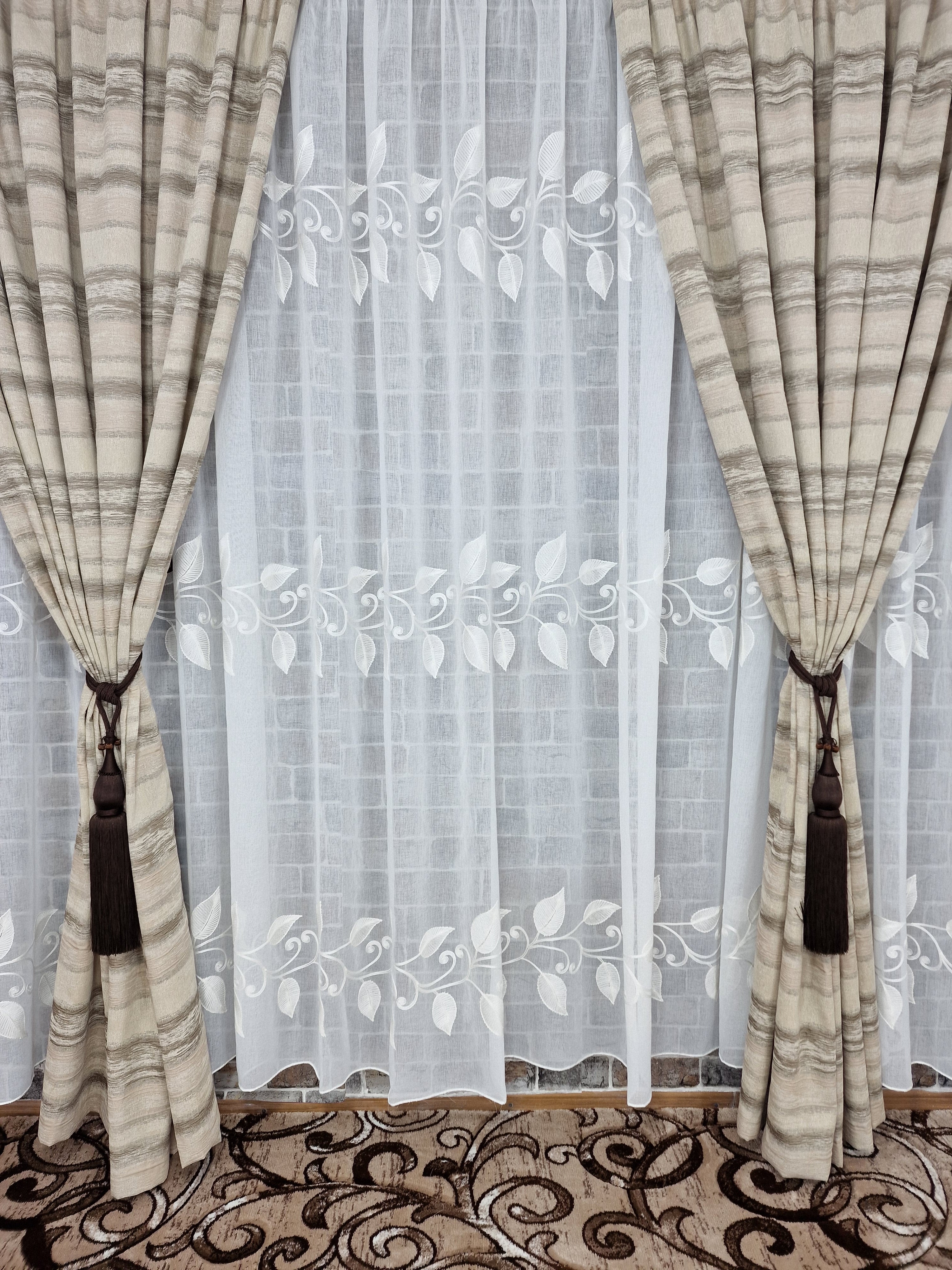 Set perdea din in cu flori albe cu draperie tafta crem-maro - CASABLANCA Set perdea din in cu flori albe cu draperie tafta crem-maro CASABLANCA  455.00 CASABLANCA  CASABLANCA