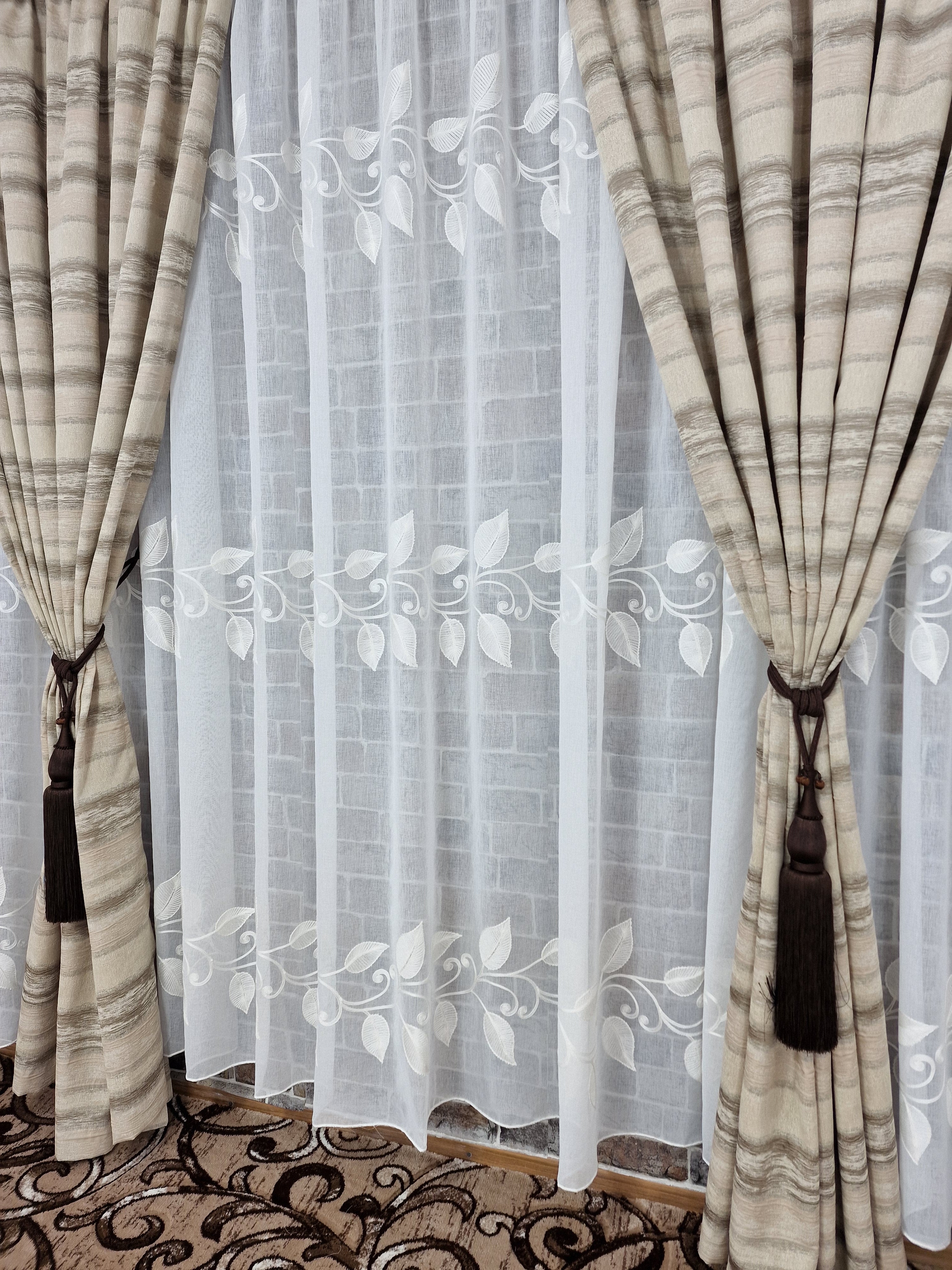 Set perdea din in cu flori albe cu draperie tafta crem-maro - CASABLANCA Set perdea din in cu flori albe cu draperie tafta crem-maro CASABLANCA  455.00 CASABLANCA  CASABLANCA