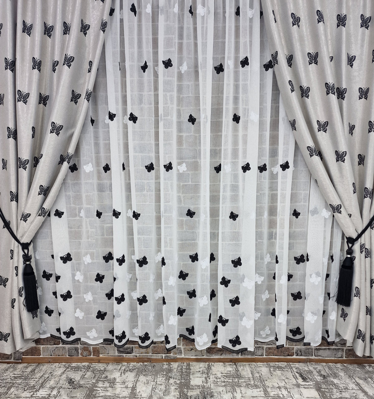 Set perdea si draperie cu fluturi gri - CASABLANCA Set perdea si draperie cu fluturi gri Casa Blanca Curtains & Drapes 700.00 CASABLANCA 8metriperdeacu6metridraperiepentrusinagaleriede4-5 CASABLANCA