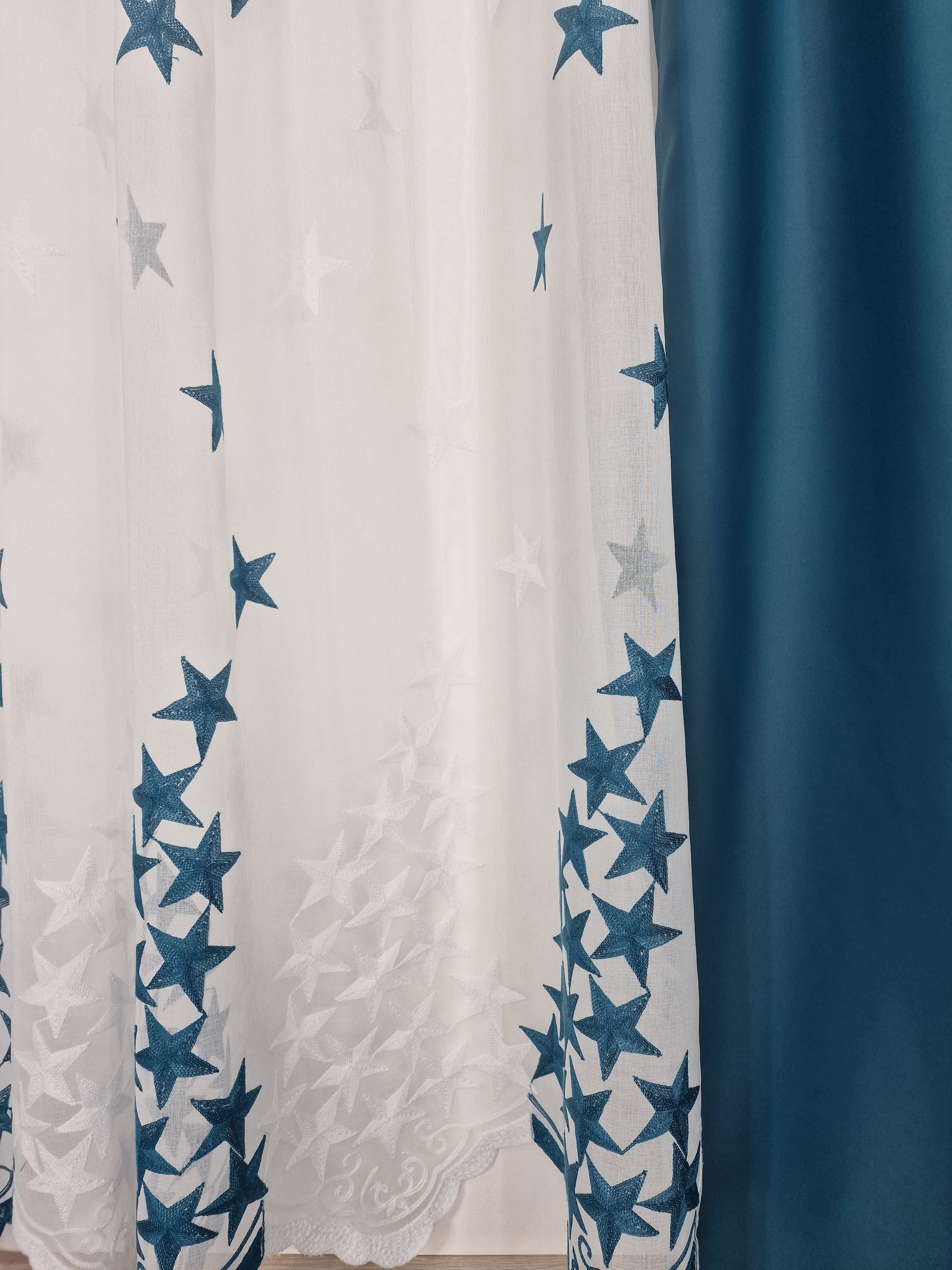 Set turcoaz perdea si draperie, model stelute - CASABLANCA Set turcoaz perdea si draperie, model stelute CASABLANCA  260.00 CASABLANCA  CASABLANCA